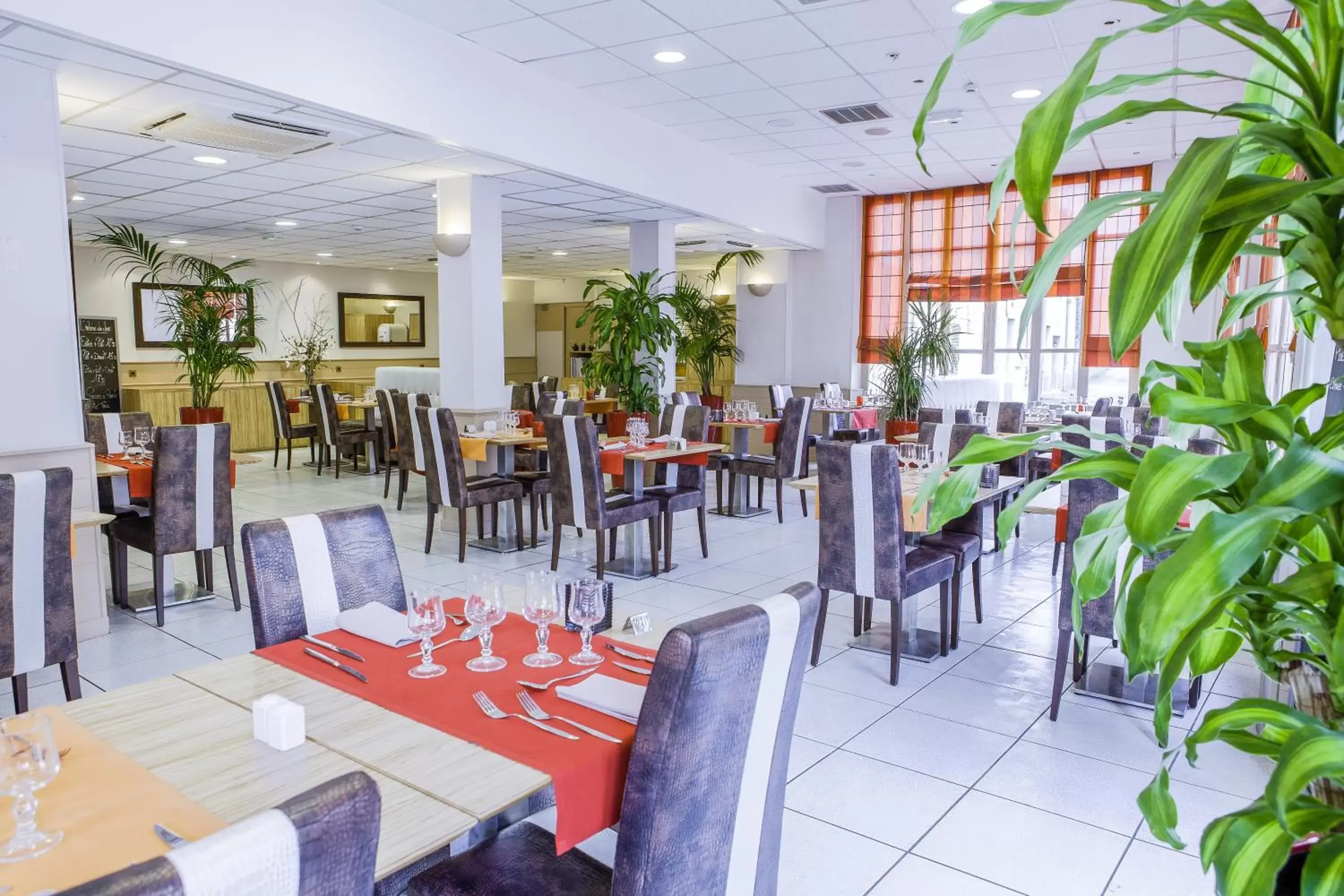 Restaurant/Places to Eat in HOTEL KYRIAD ORANGE Centre A7-A9 - 3 etoiles - HOTEL DES PRINCES