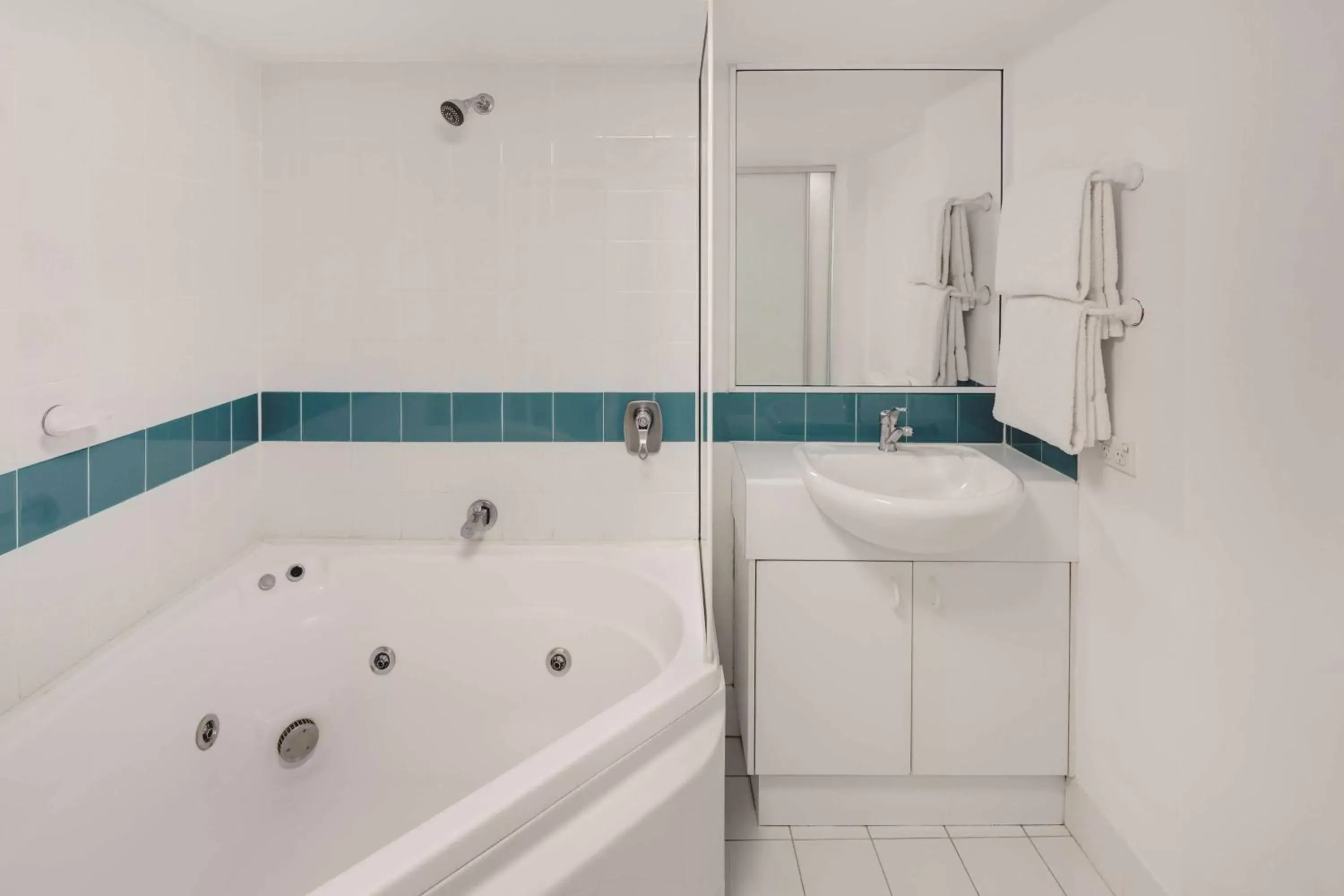 Bathroom in Adina Serviced Apartments Canberra James Court