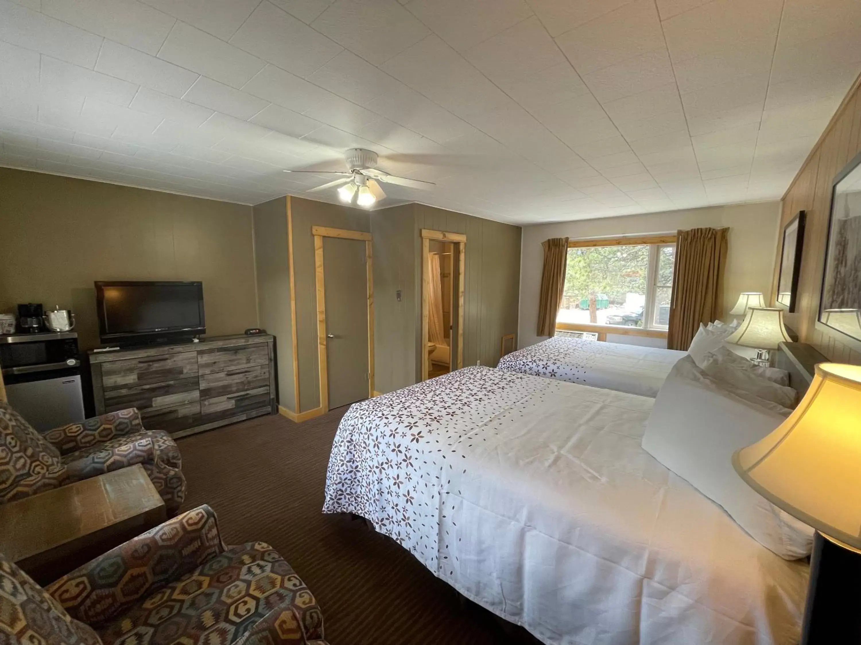 Photo of the whole room, Bed in Estes Mountain Inn