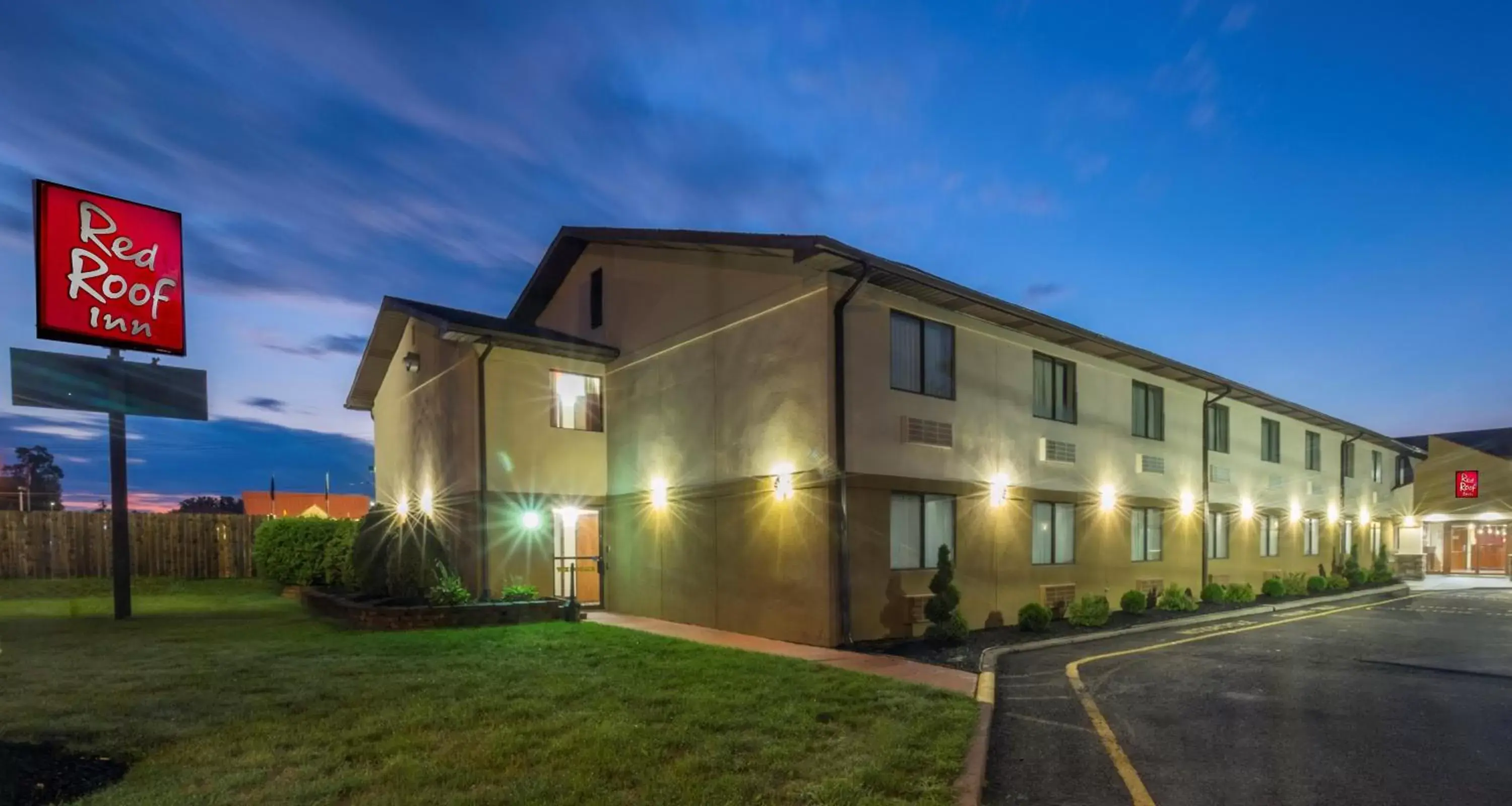 Property building, Garden in Red Roof Inn Binghamton North