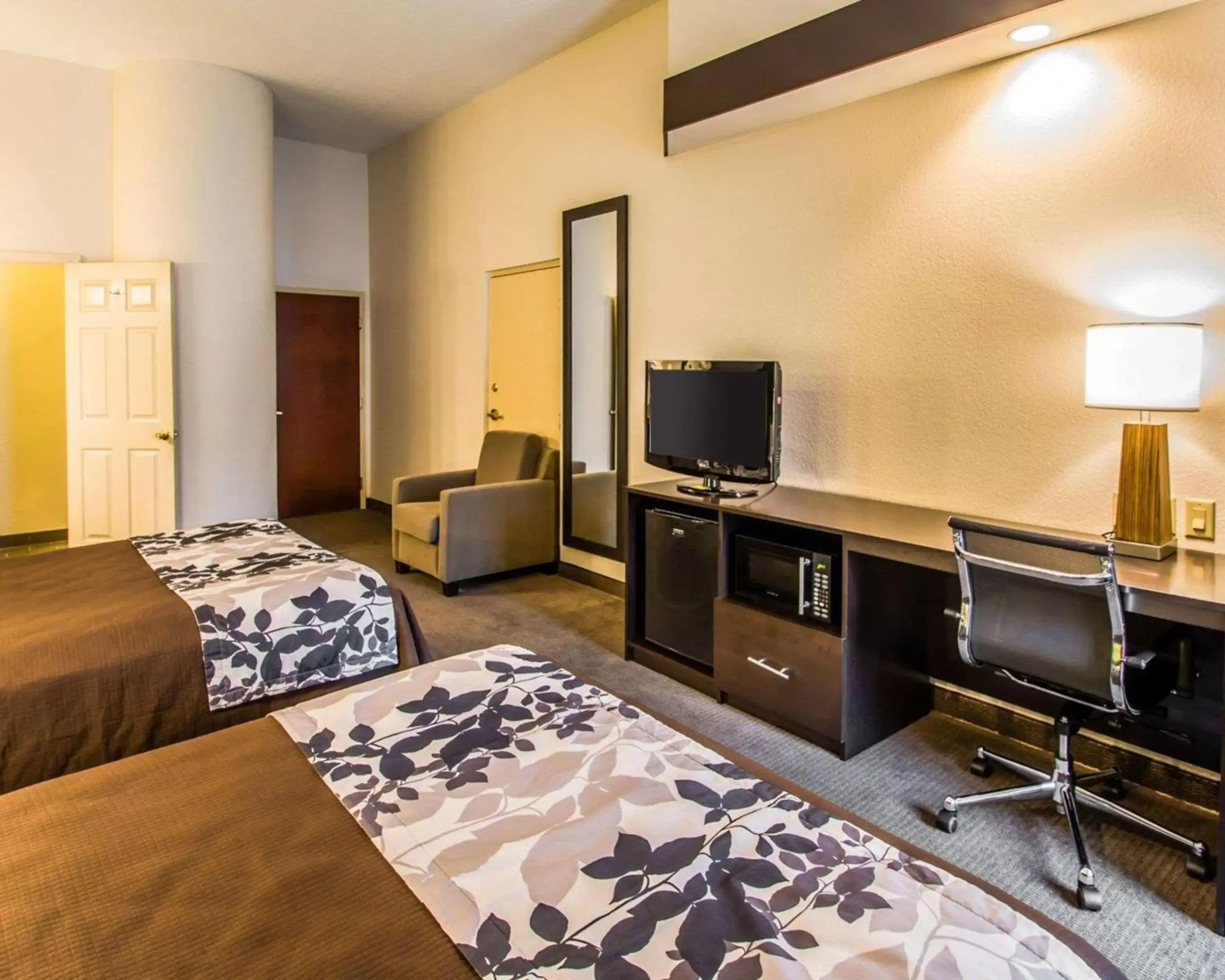 Photo of the whole room, TV/Entertainment Center in Sleep Inn & Suites Orlando Airport