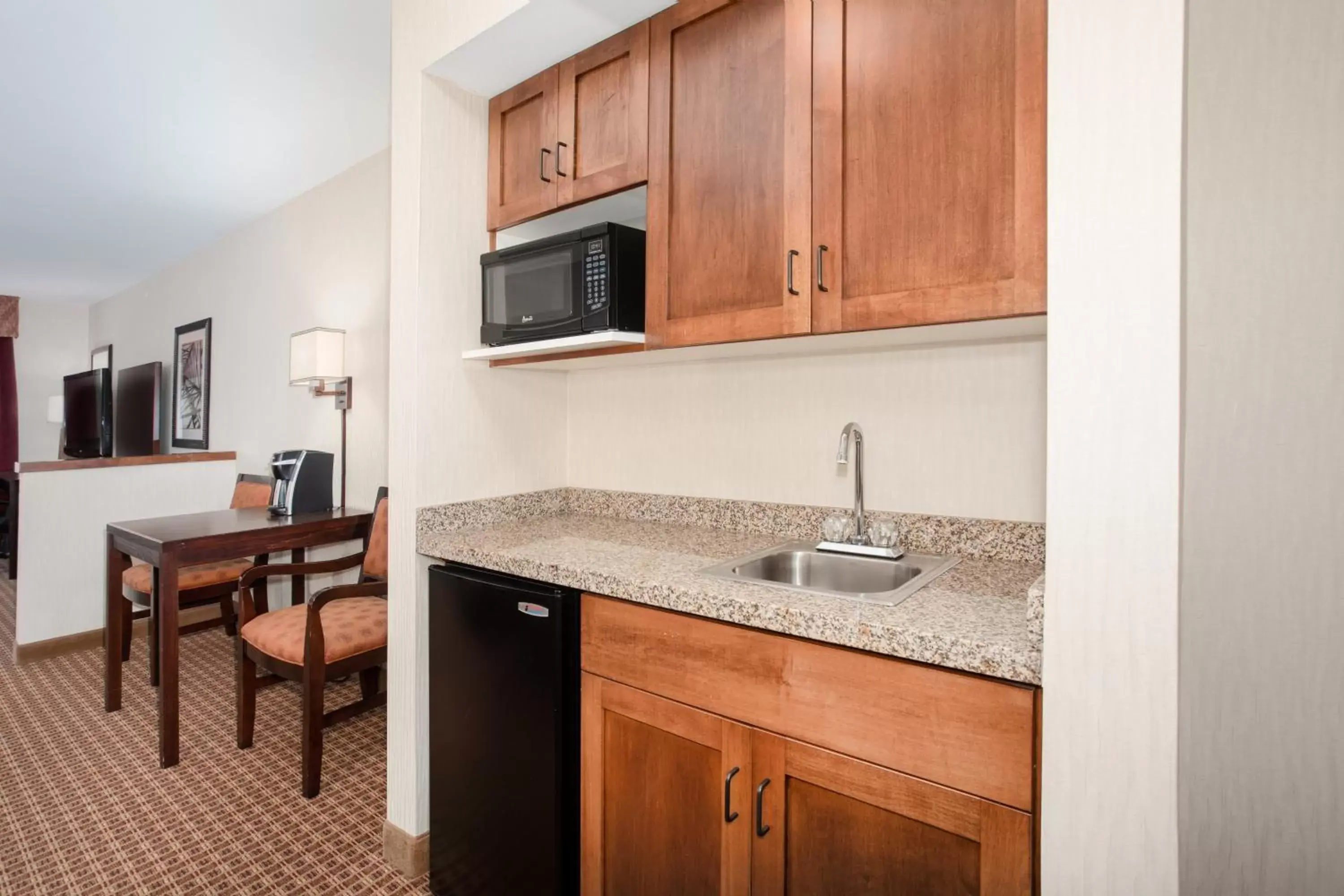 Photo of the whole room, Kitchen/Kitchenette in Holiday Inn Express Hotel & Suites Gillette, an IHG Hotel