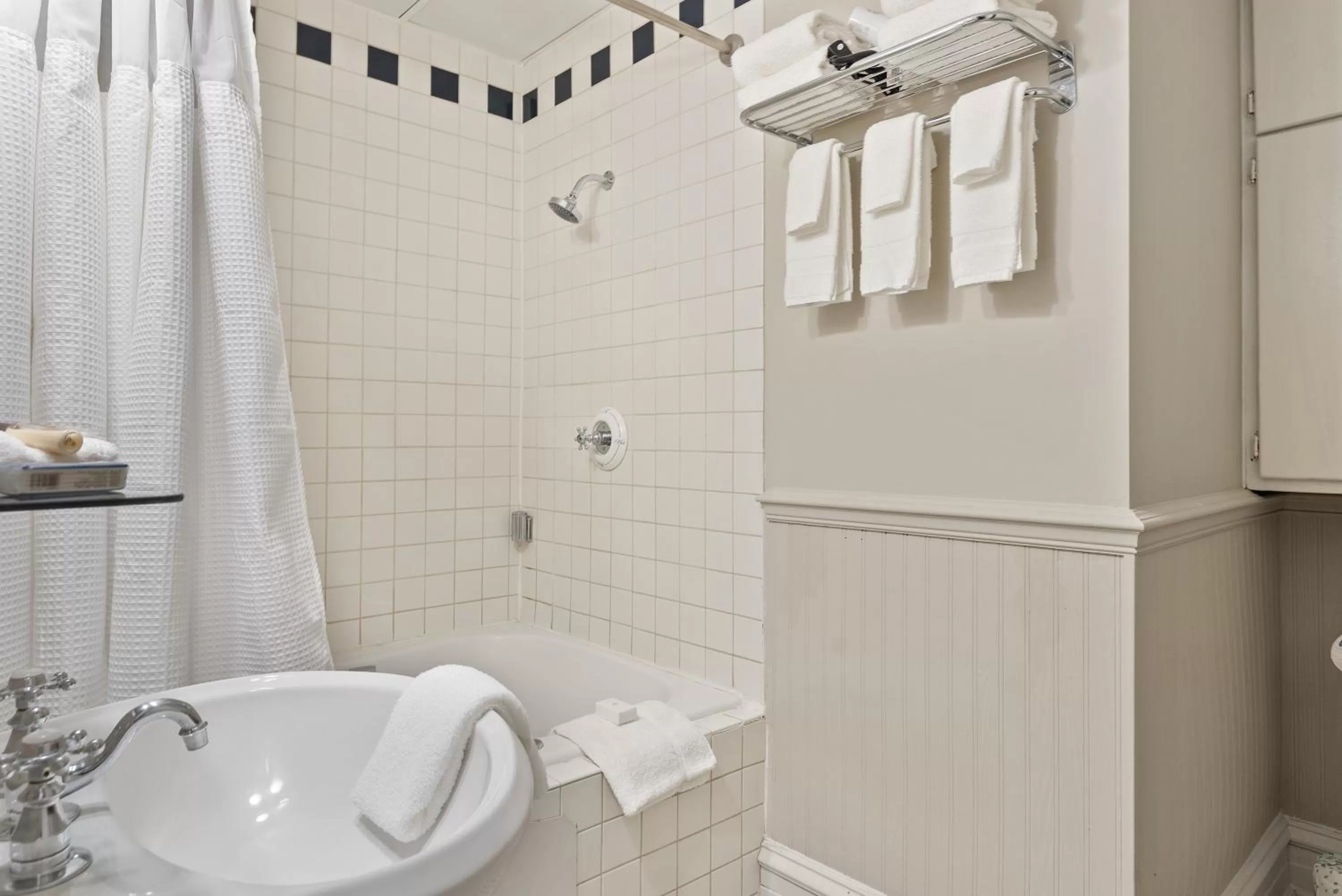 Deluxe Queen Suite in The Audubon Inn LLC