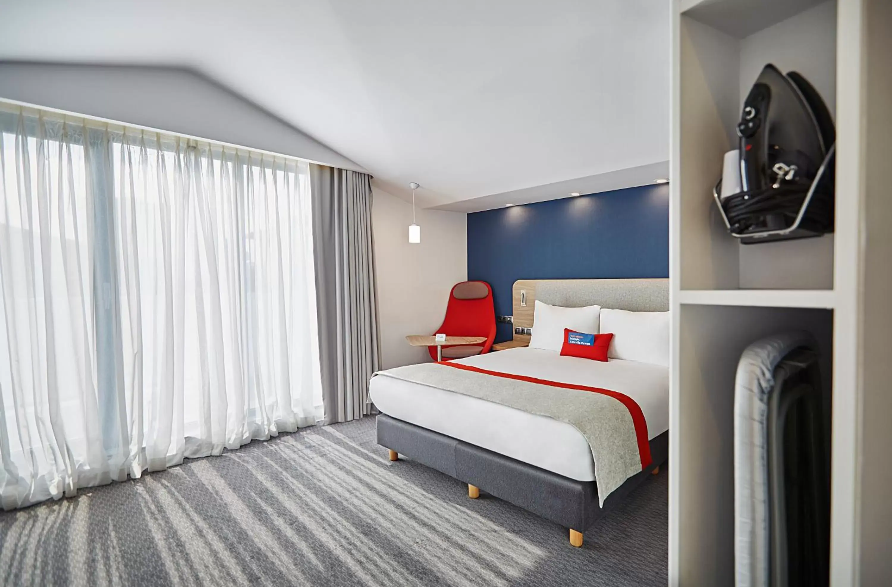 Bed in Holiday Inn Express - Istanbul - Atakoy Metro, an IHG Hotel
