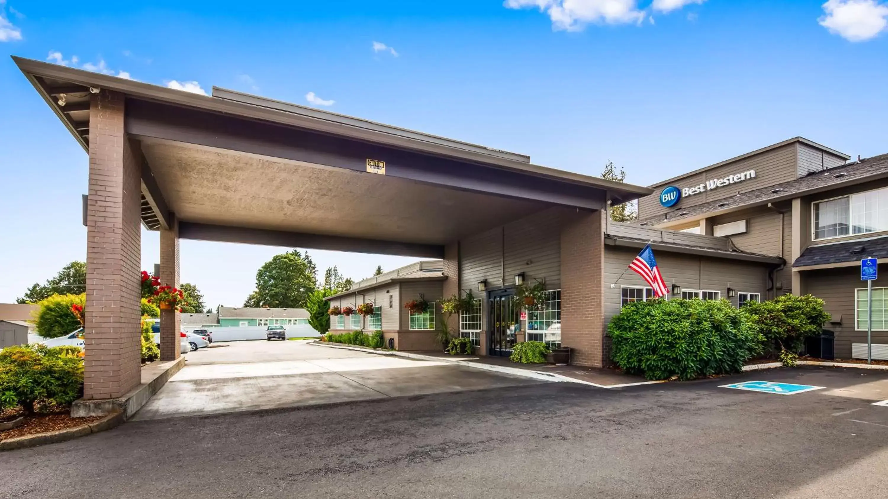 Property building in Best Western Oak Meadows Inn Property building in Best Western Oak Meadows Inn