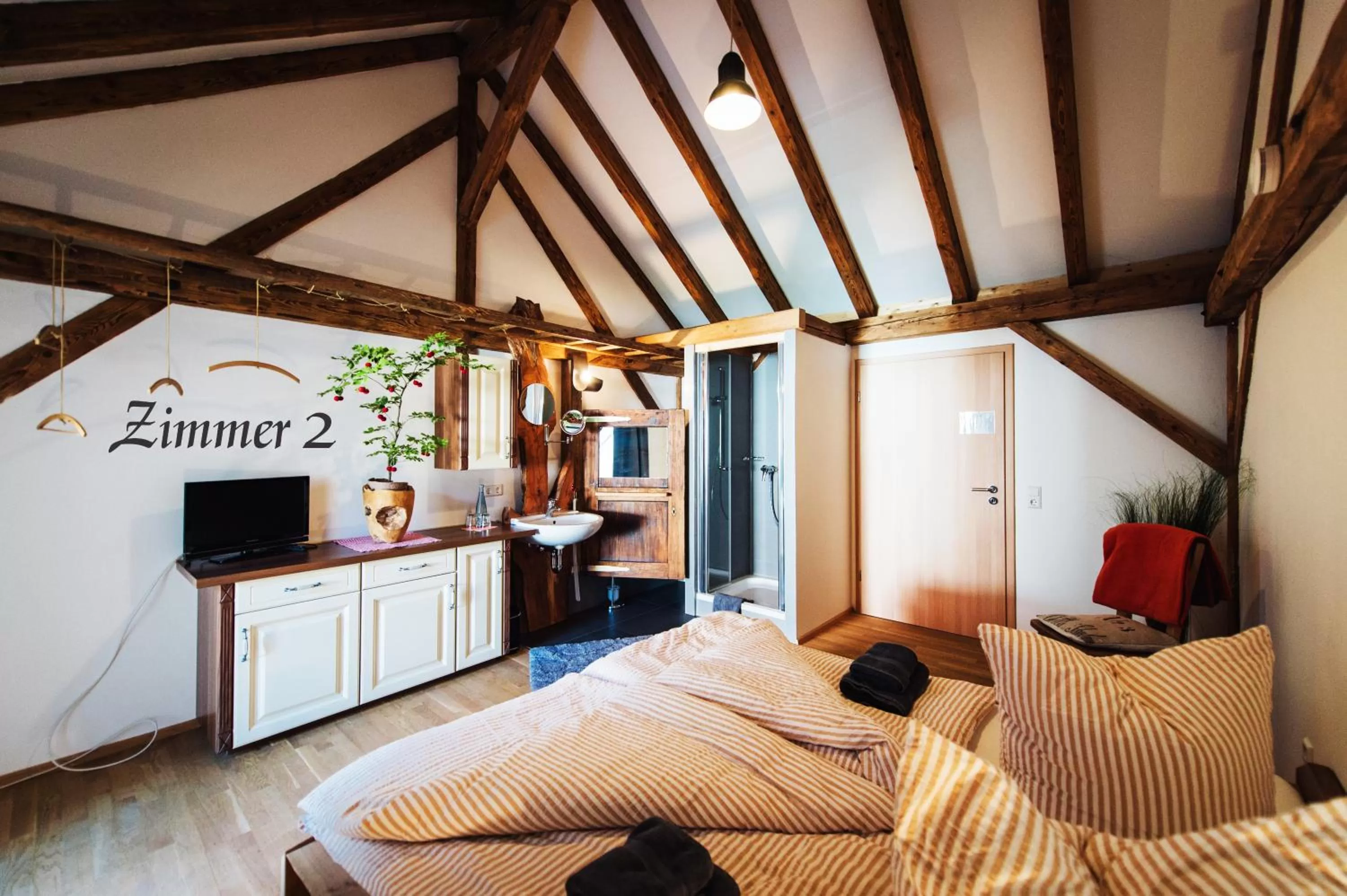 Photo of the whole room, Bed in Alte Kass Hotel & Kaffeehaus