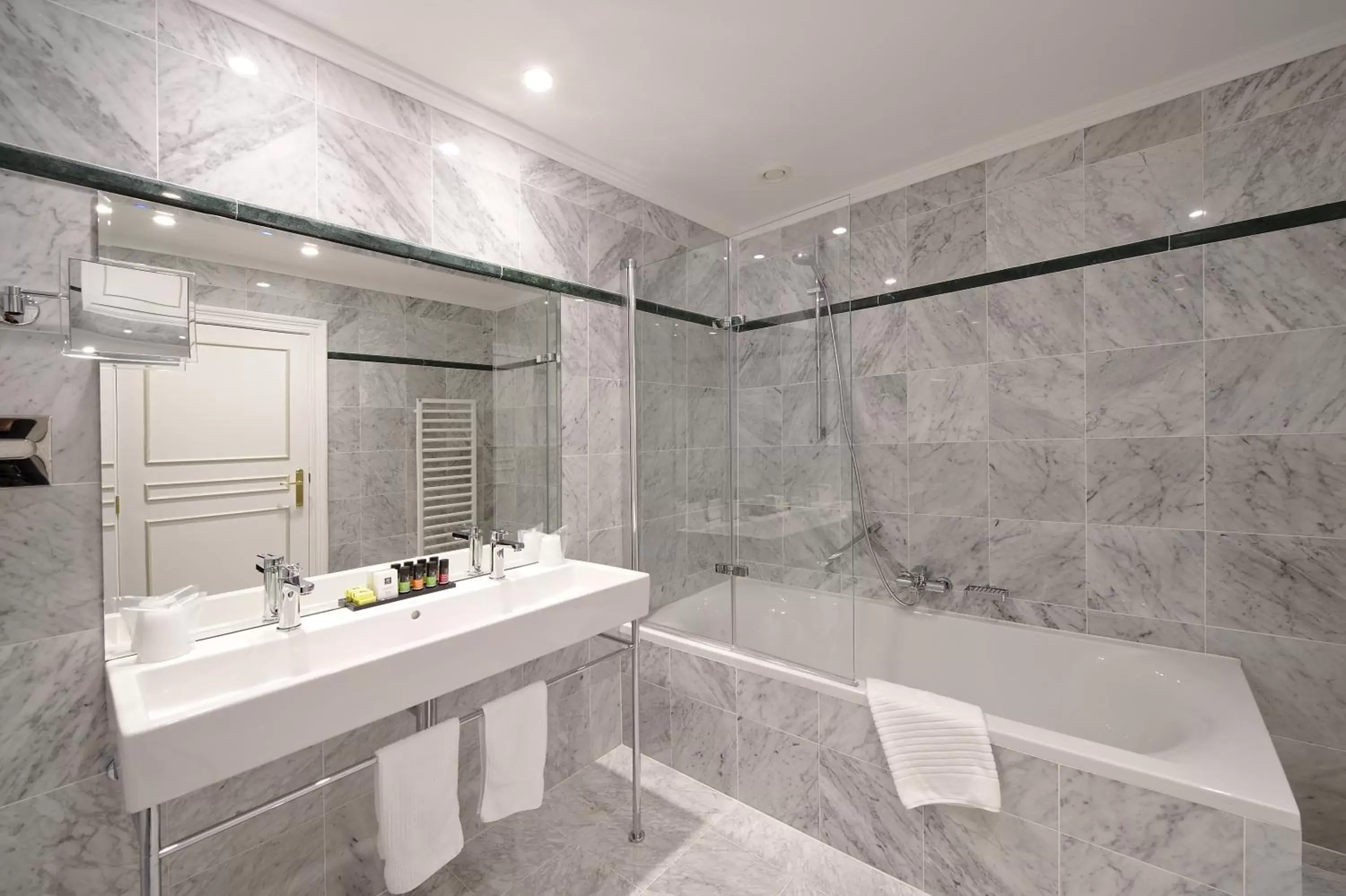 Bathroom in Hotel Manos Premier