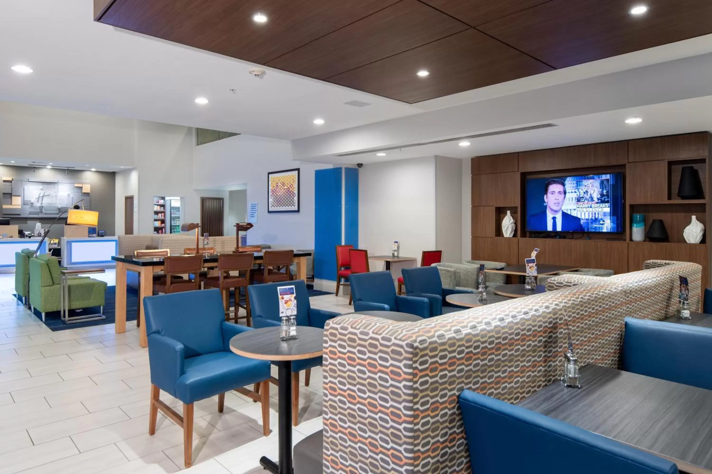 Lobby or reception, Restaurant/Places to Eat in Holiday Inn Express Hotel & Suites Dallas South - DeSoto, an IHG Hotel