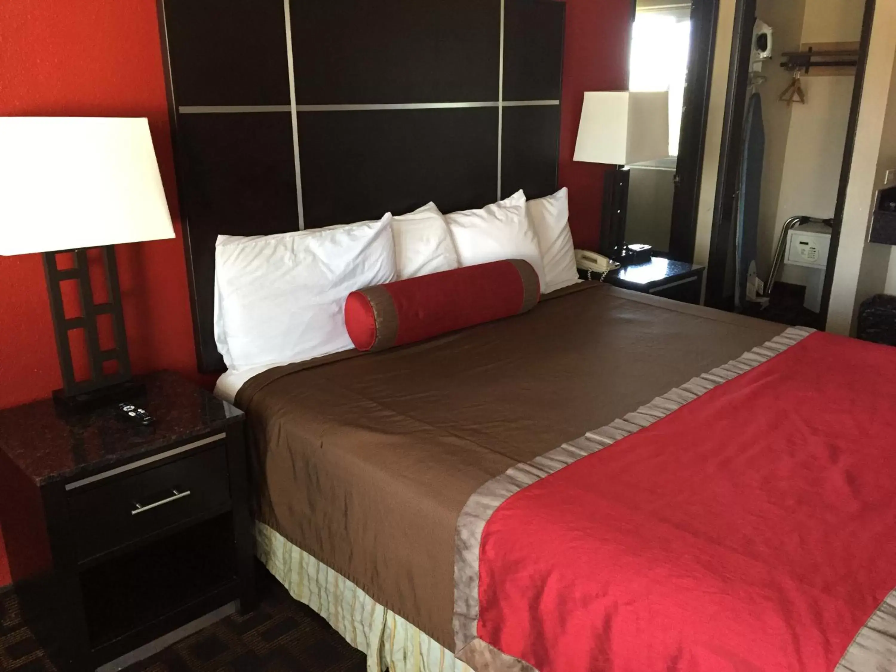 Bed in Harbor Inn & Suites Oceanside