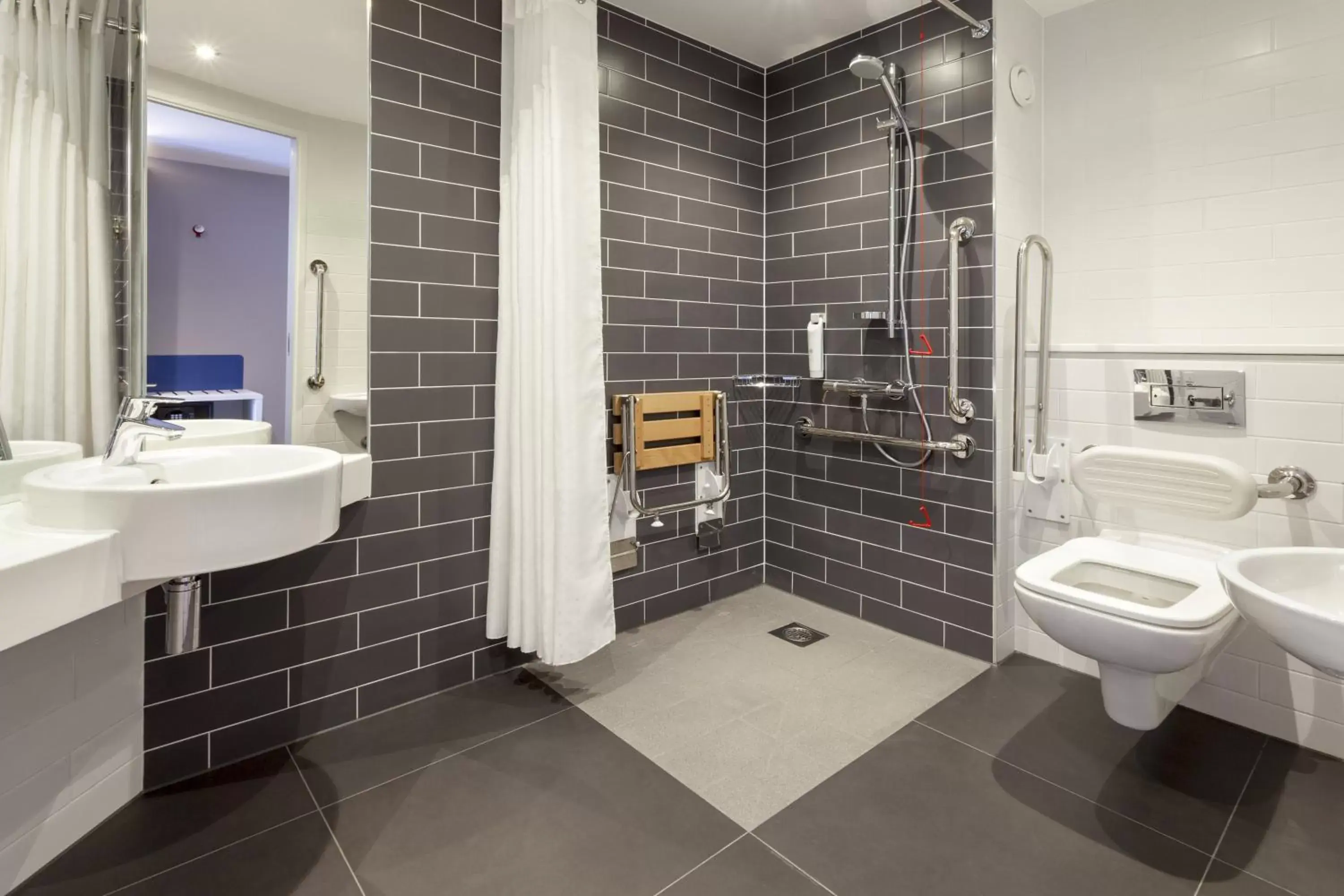 Bathroom in Holiday Inn Express St. Albans - M25, Jct.22