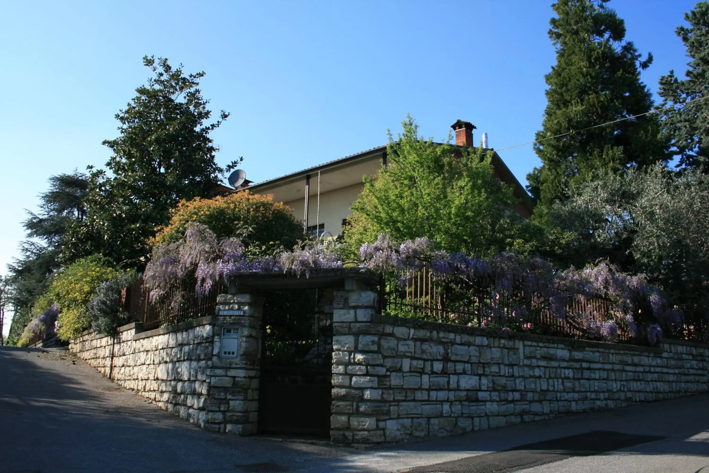 Facade/entrance, Property Building in B&B Il Glicine