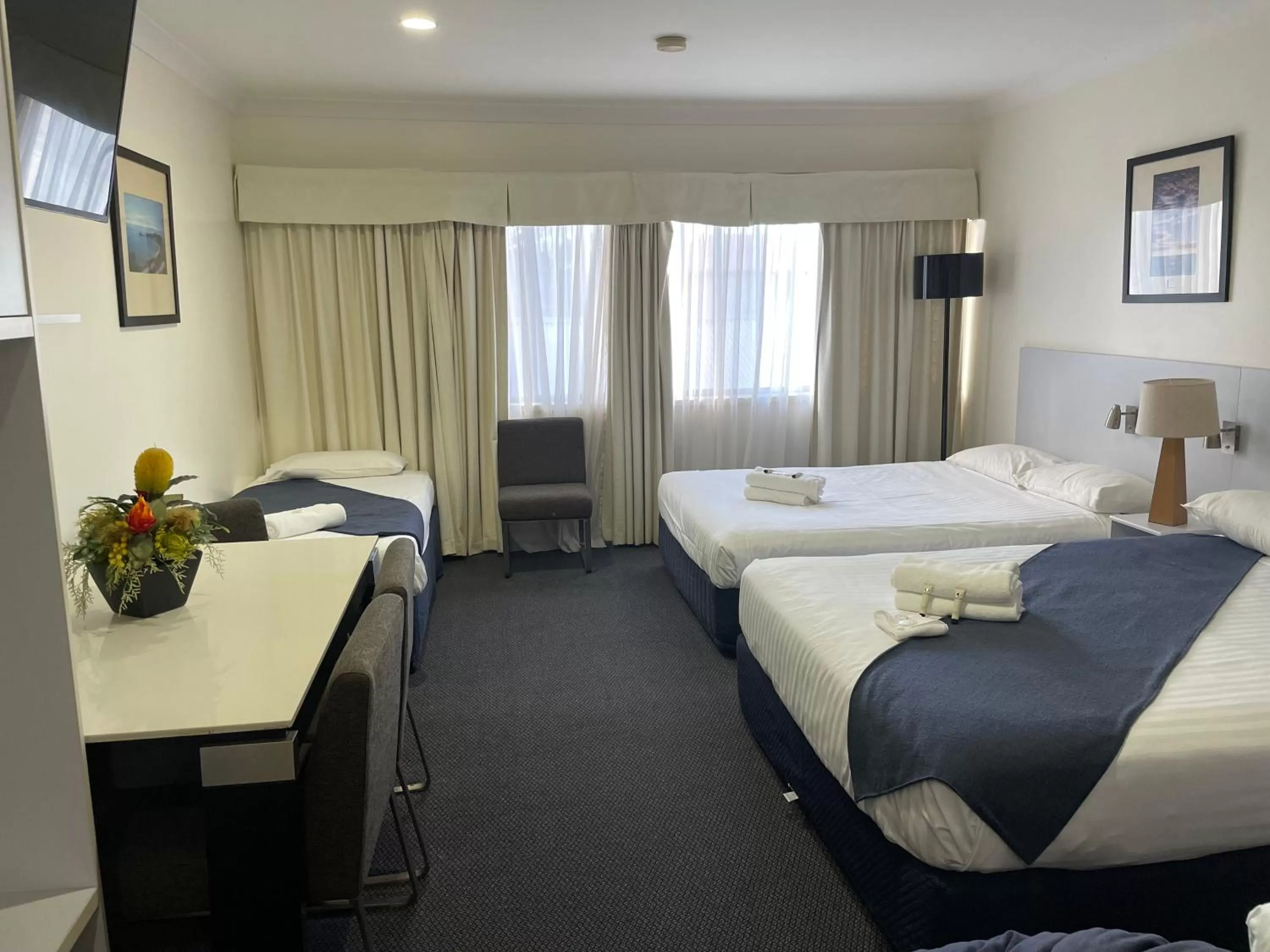 Bed in Lakeview Motor Inn