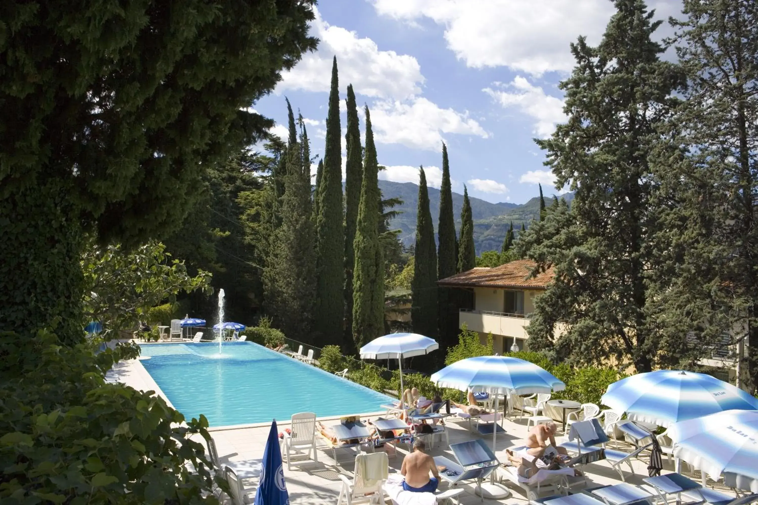 Garden, Swimming Pool in Beach Hotel Du Lac Malcesine