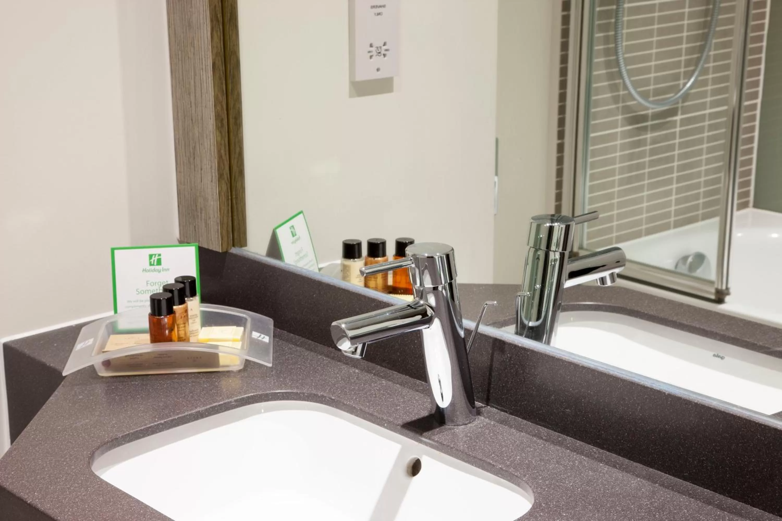 Photo of the whole room, Bed in Holiday Inn Birmingham M6, Jct7 by IHG