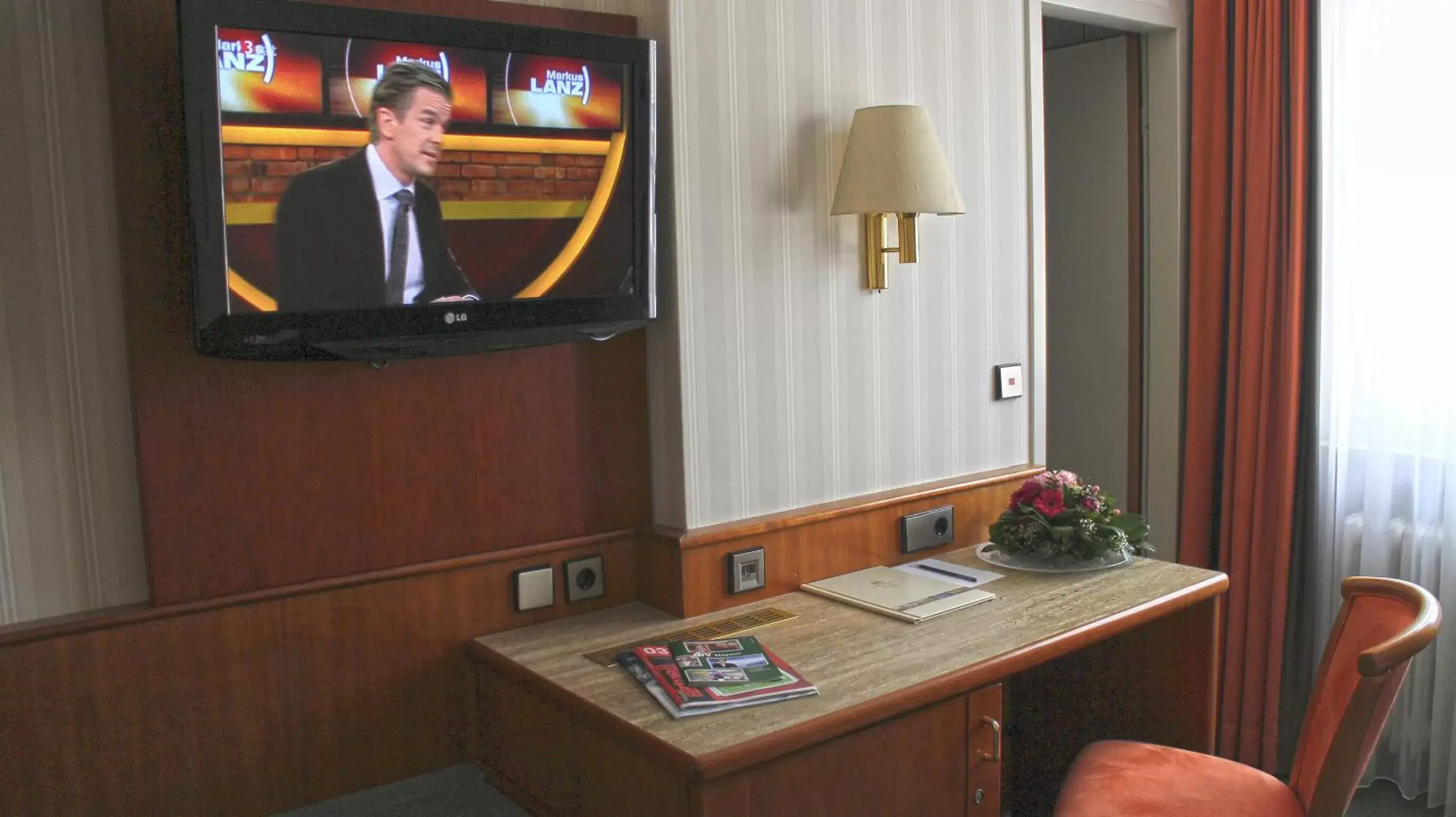 Seating area, TV/Entertainment Center in Hotel Zum Schiff