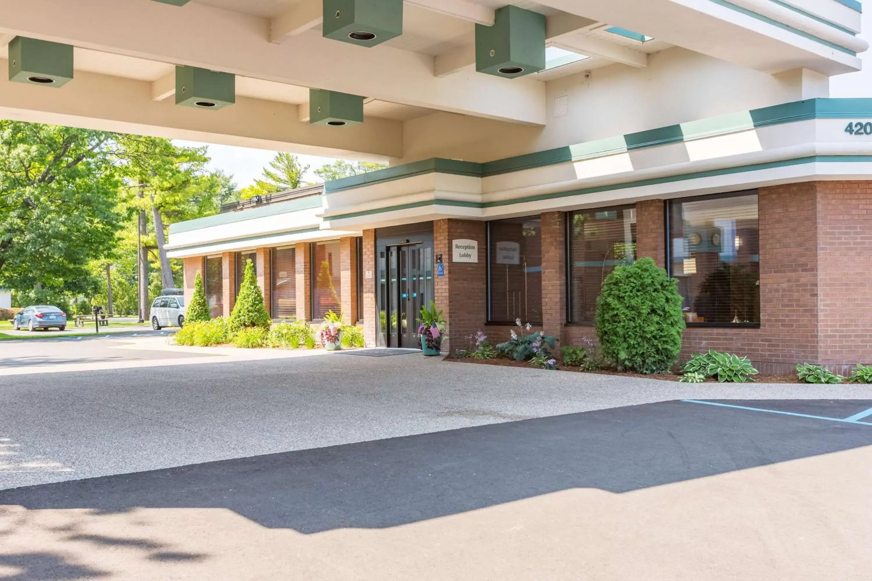 Property building in Country Inn & Suites by Radisson, Traverse City, MI