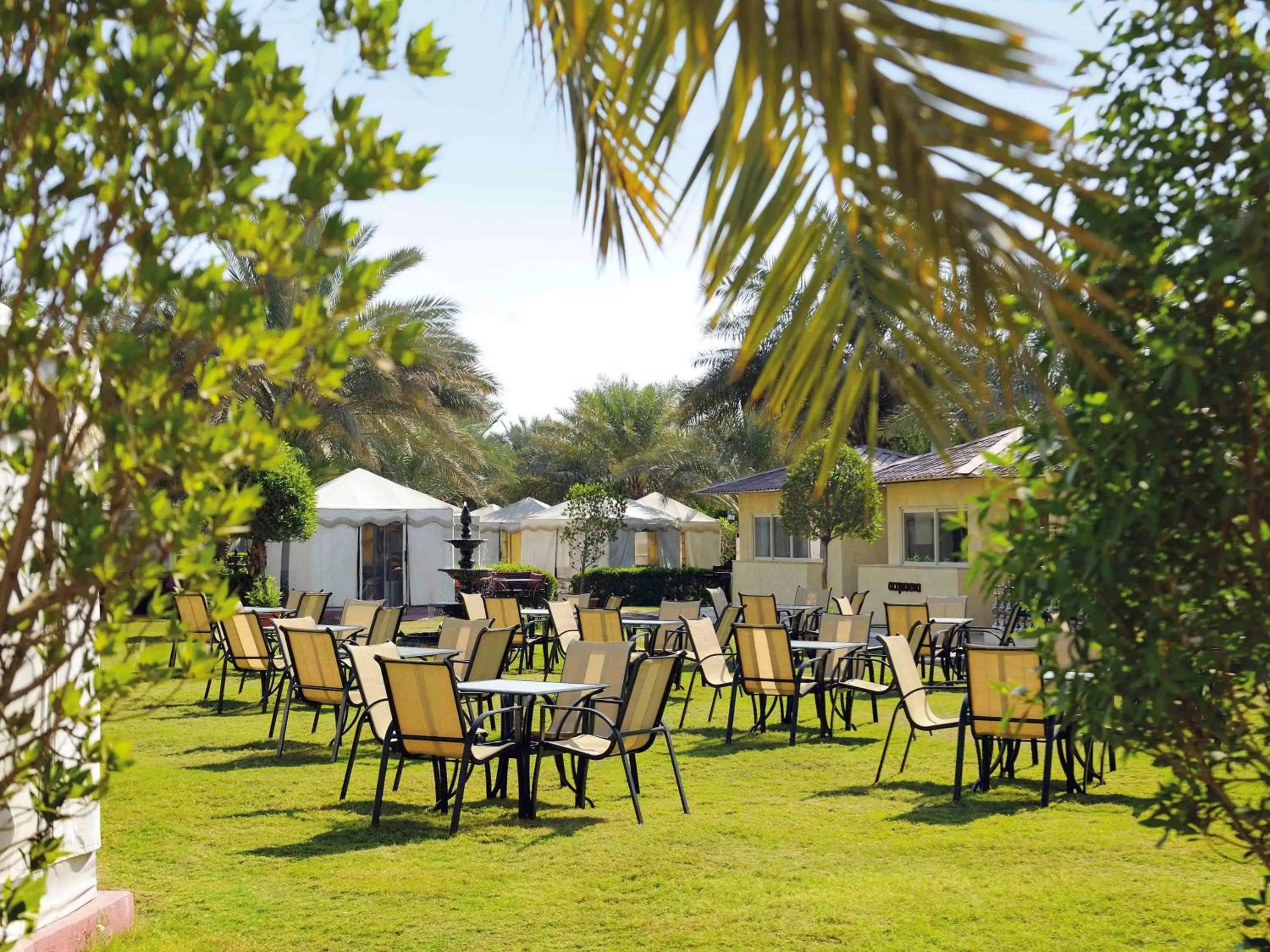 Lounge or bar in Montrose - A Mayfair Collection Hotel Lounge or bar in Montrose - A Mayfair Collection Hotel