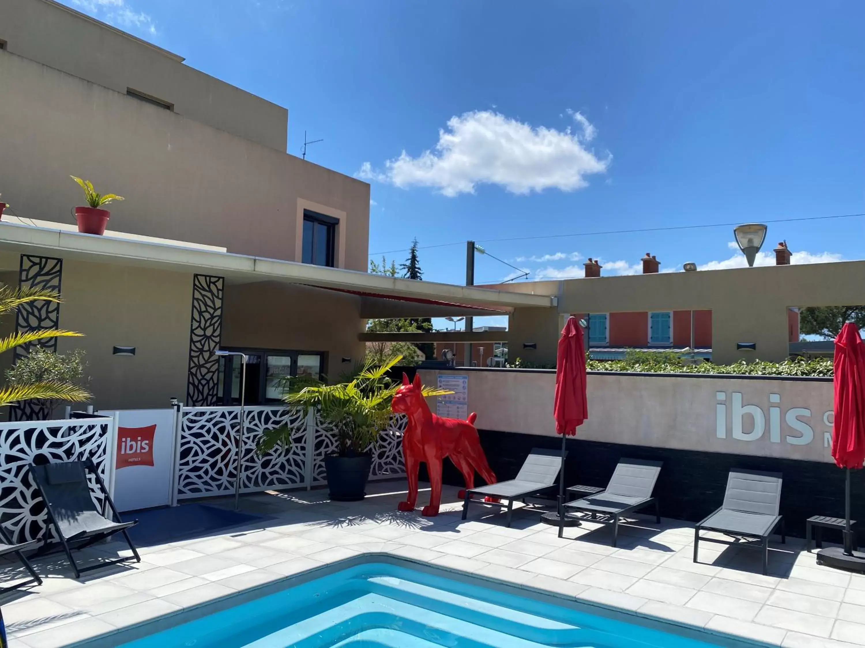 Swimming Pool in IBIS Cannes Mouans Sartoux Piscine parking gratuit