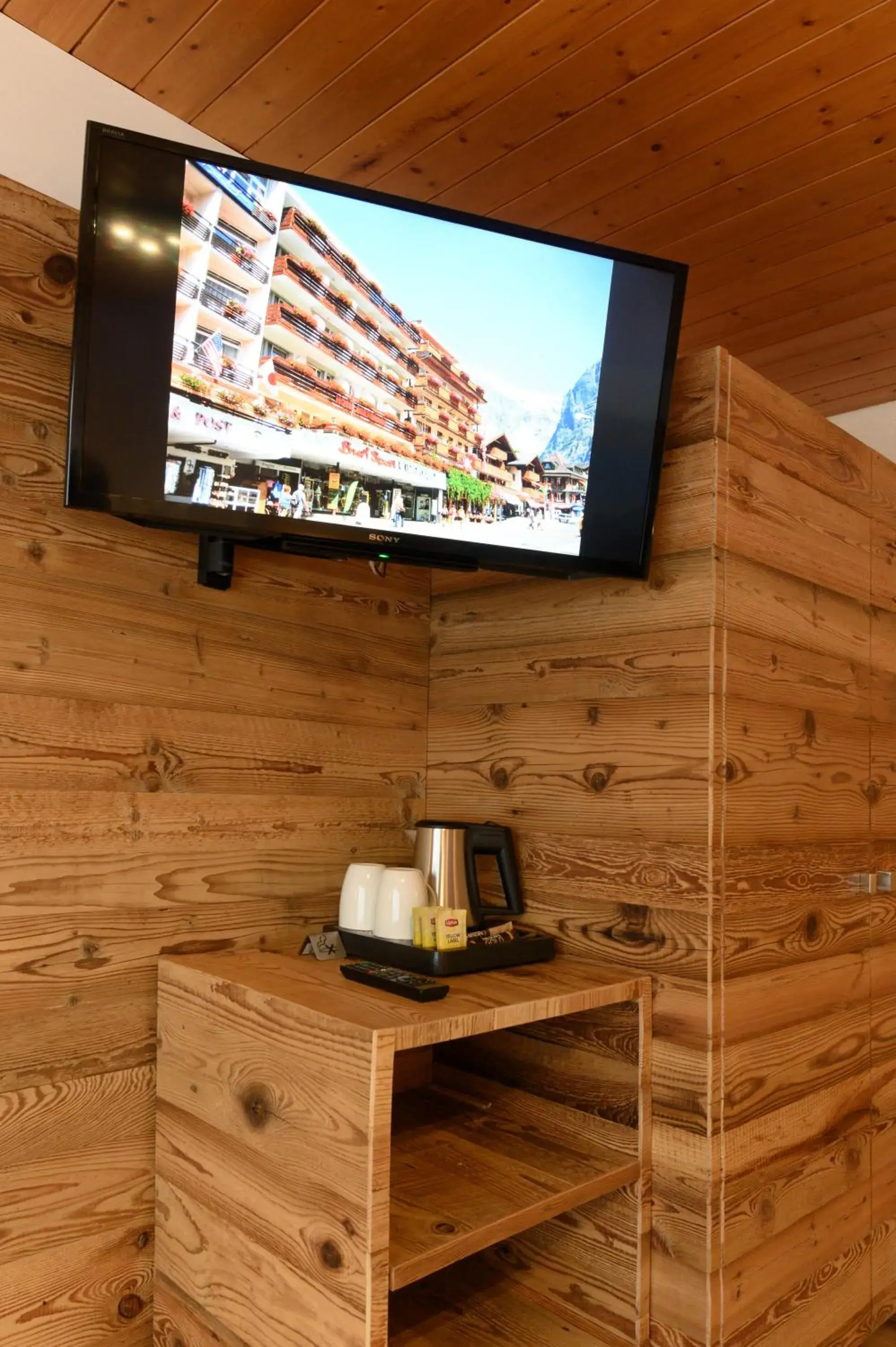 Coffee/tea facilities, TV/Entertainment Center in Hotel Bernerhof Grindelwald