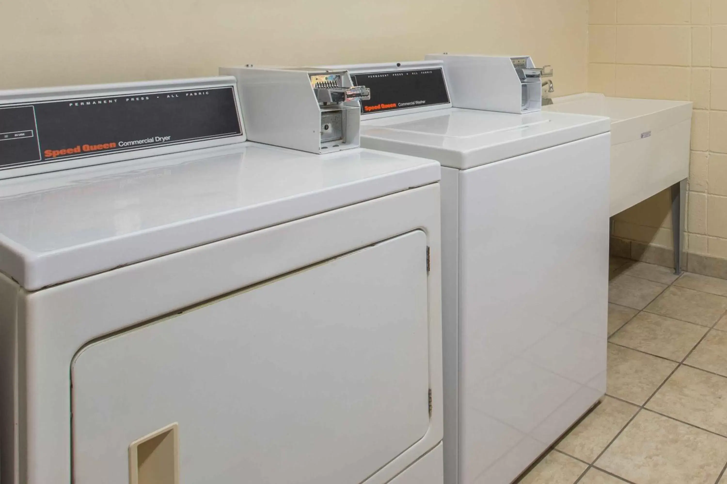 Kitchen/Kitchenette in Days Inn & Suites by Wyndham Navarre Conference Center