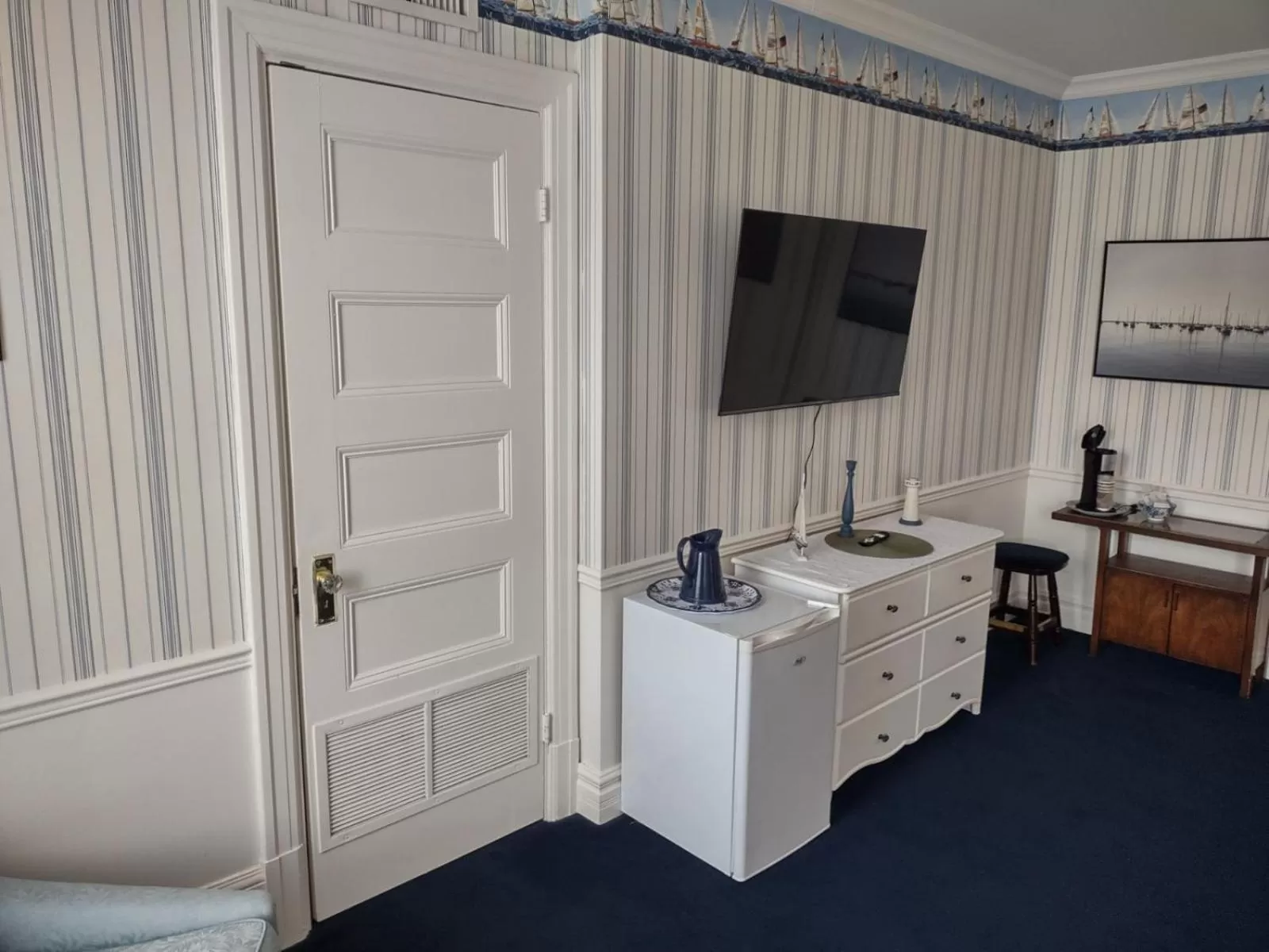 TV and multimedia, TV/Entertainment Center in The King George Inn