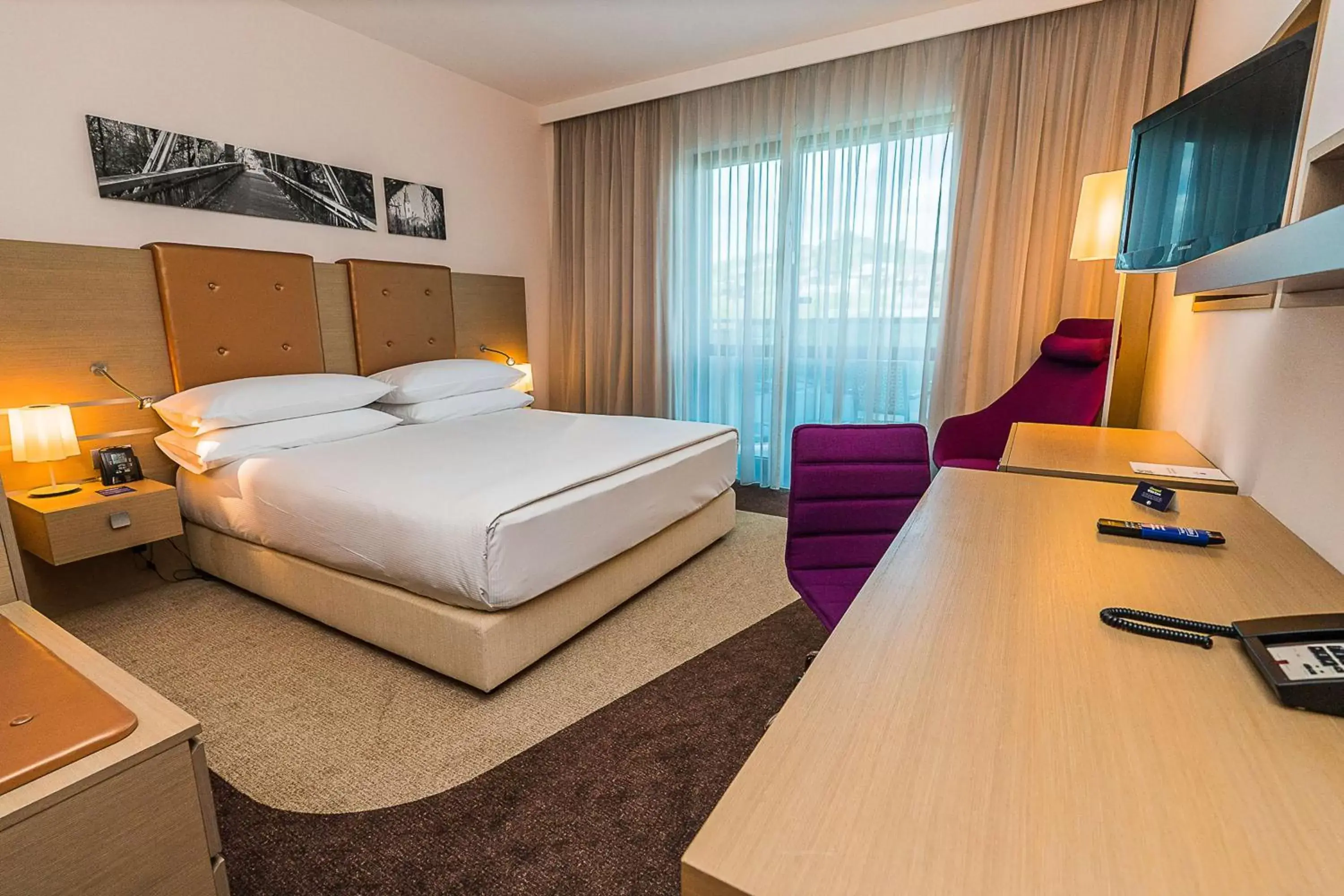 Bedroom, Bed in DoubleTree by Hilton Oradea