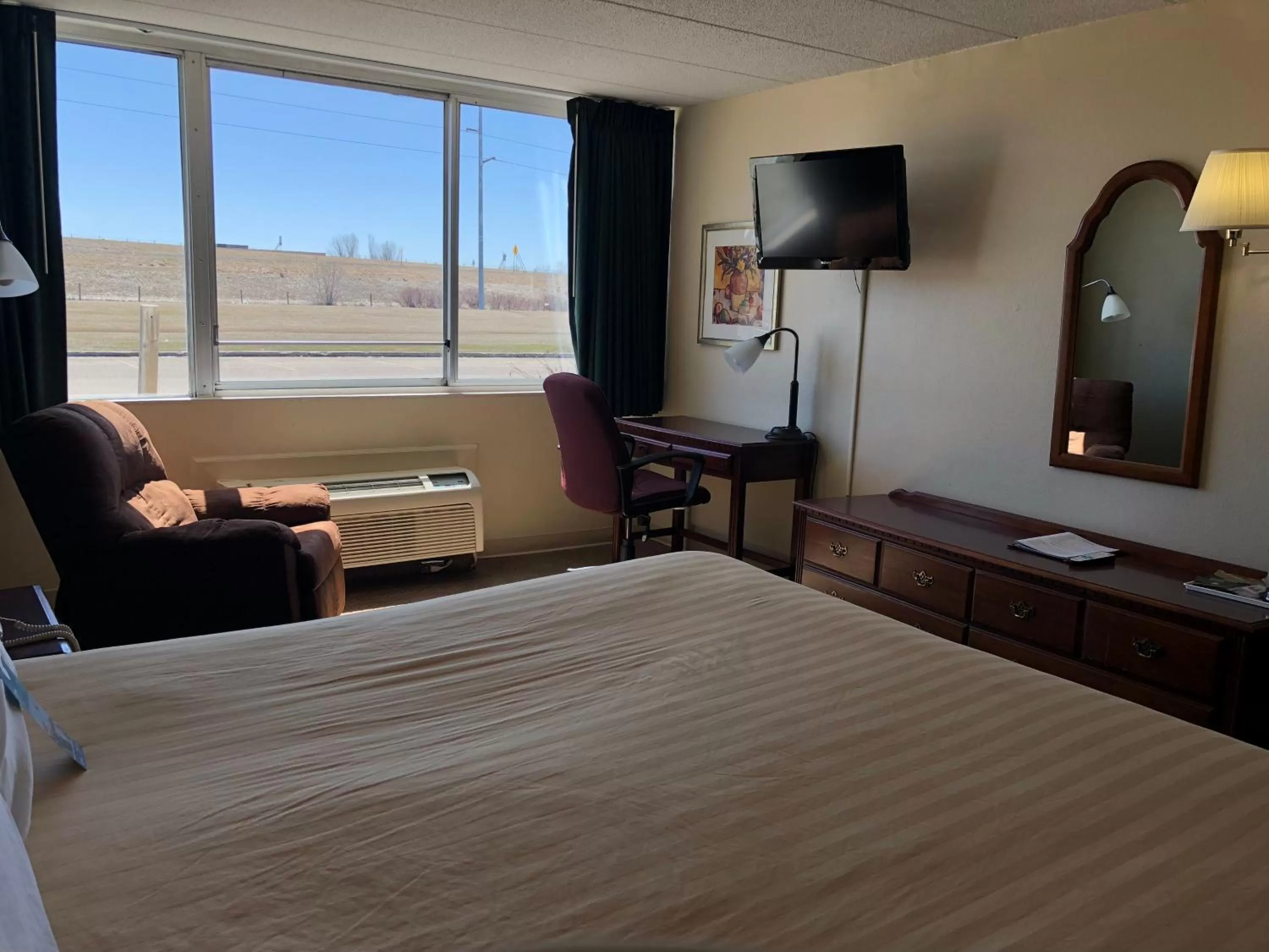 Bed in Norwood Inn & Suites Worthington