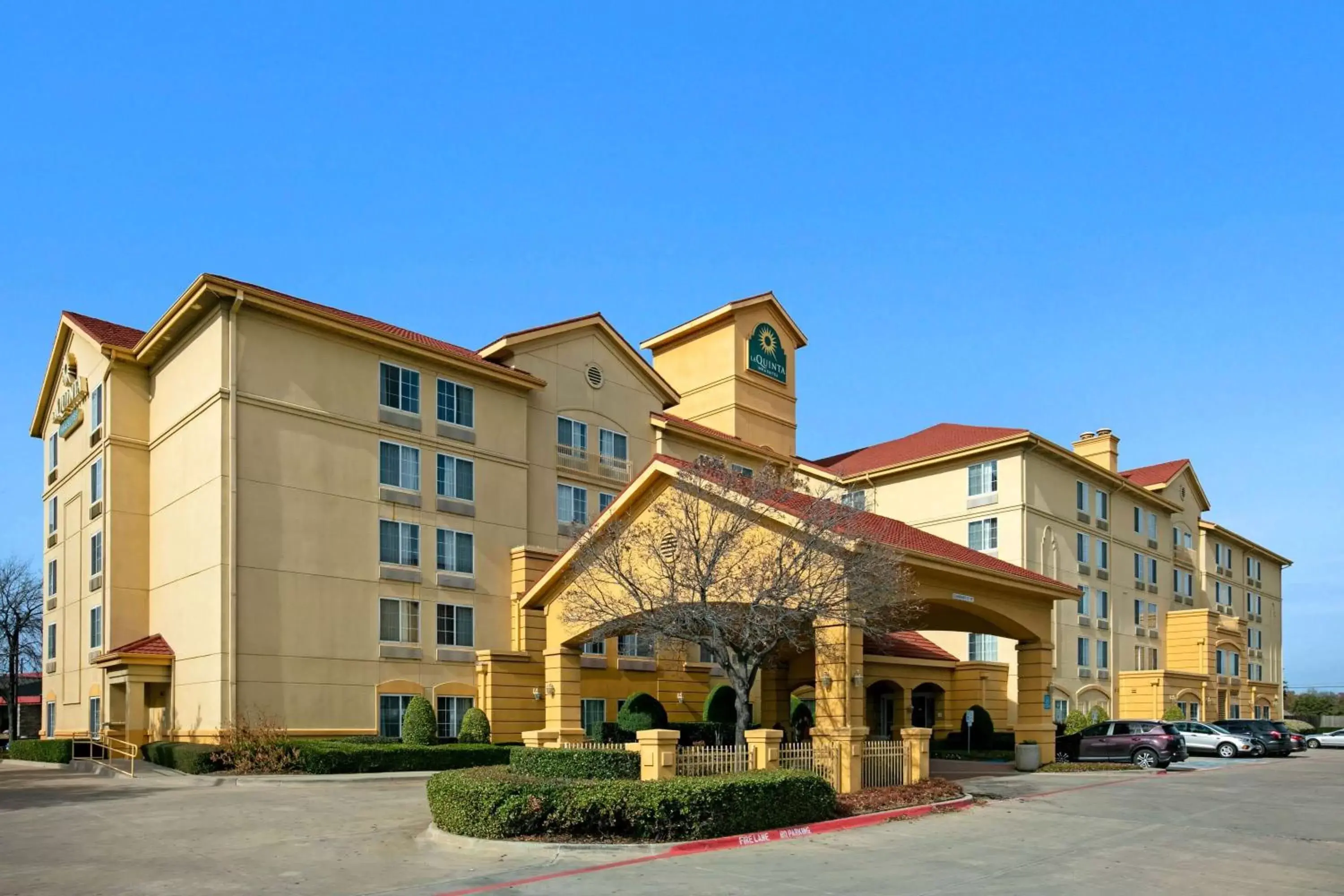 Property Building in La Quinta by Wyndham DFW Airport South / Irving