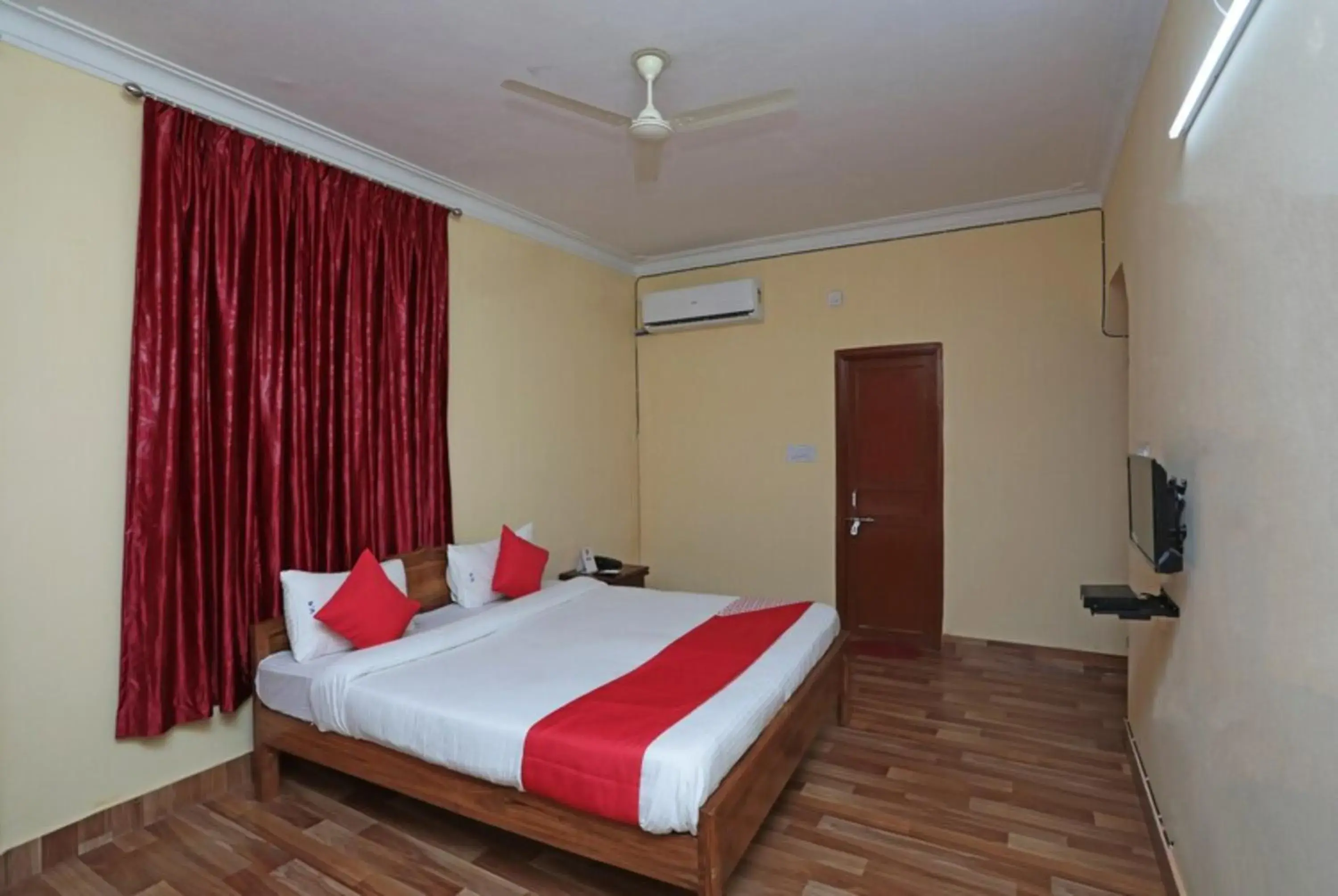 Photo of the whole room, Bed in Goroomgo Pink Villa Guest House Bhubaneswar