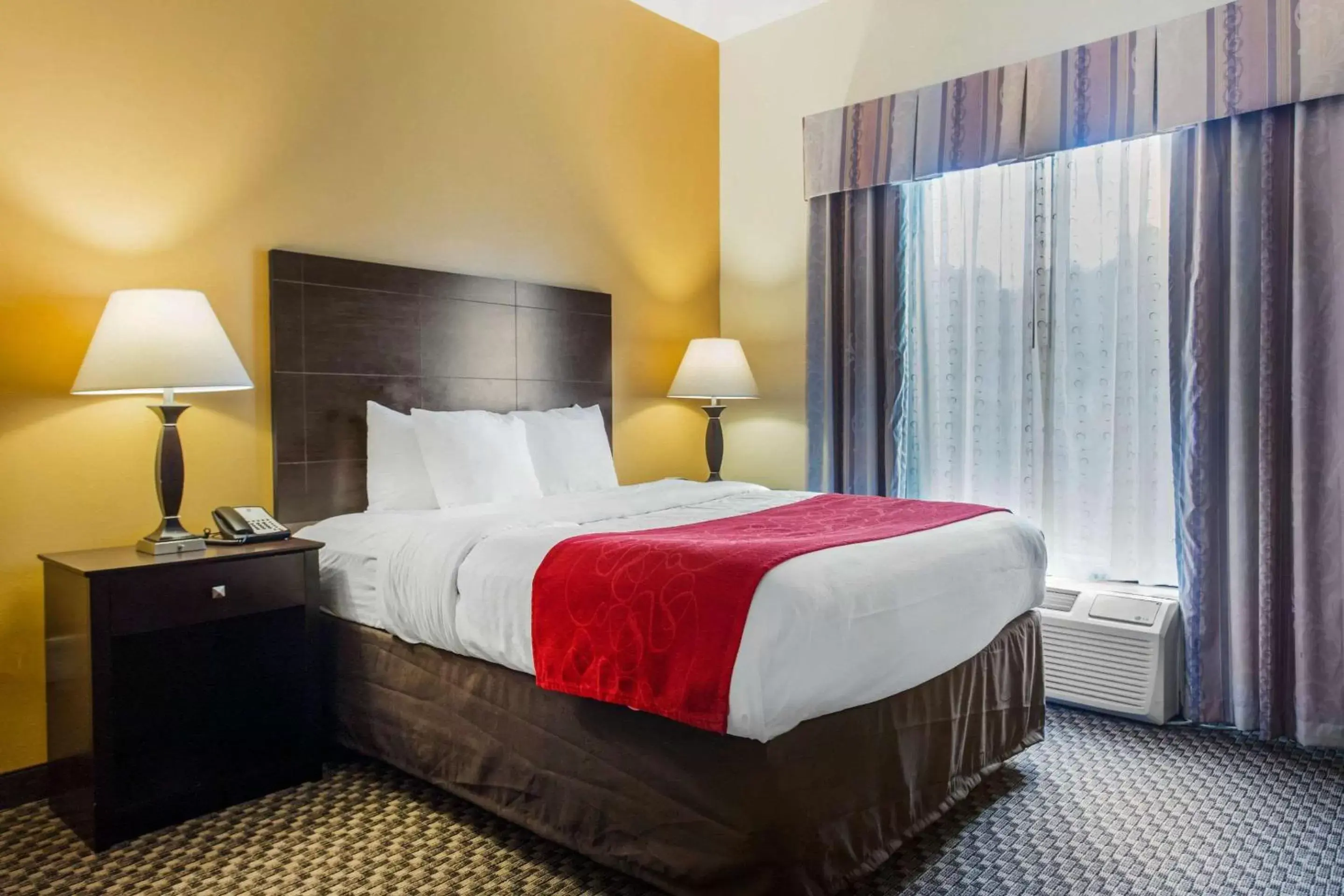 Queen Suite - Non-Smoking in Comfort Suites Clinton near Presbyterian College Queen Suite - Non-Smoking in Comfort Suites Clinton near Presbyterian College