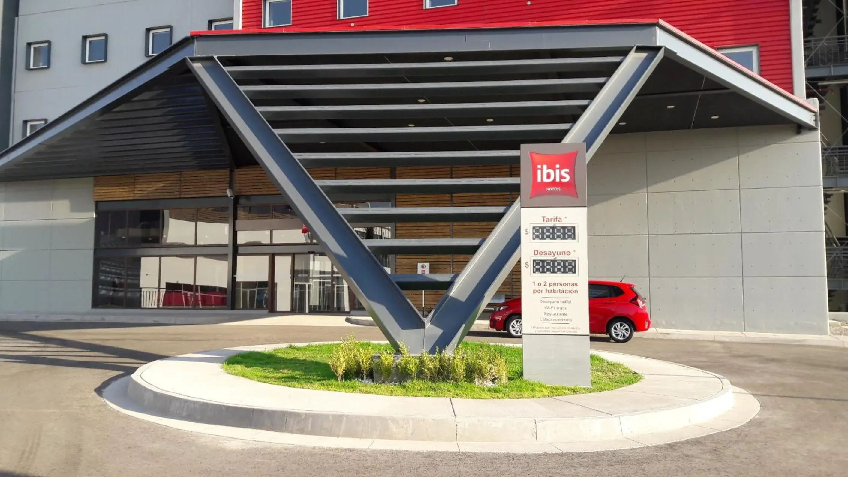 Facade/entrance in ibis Irapuato