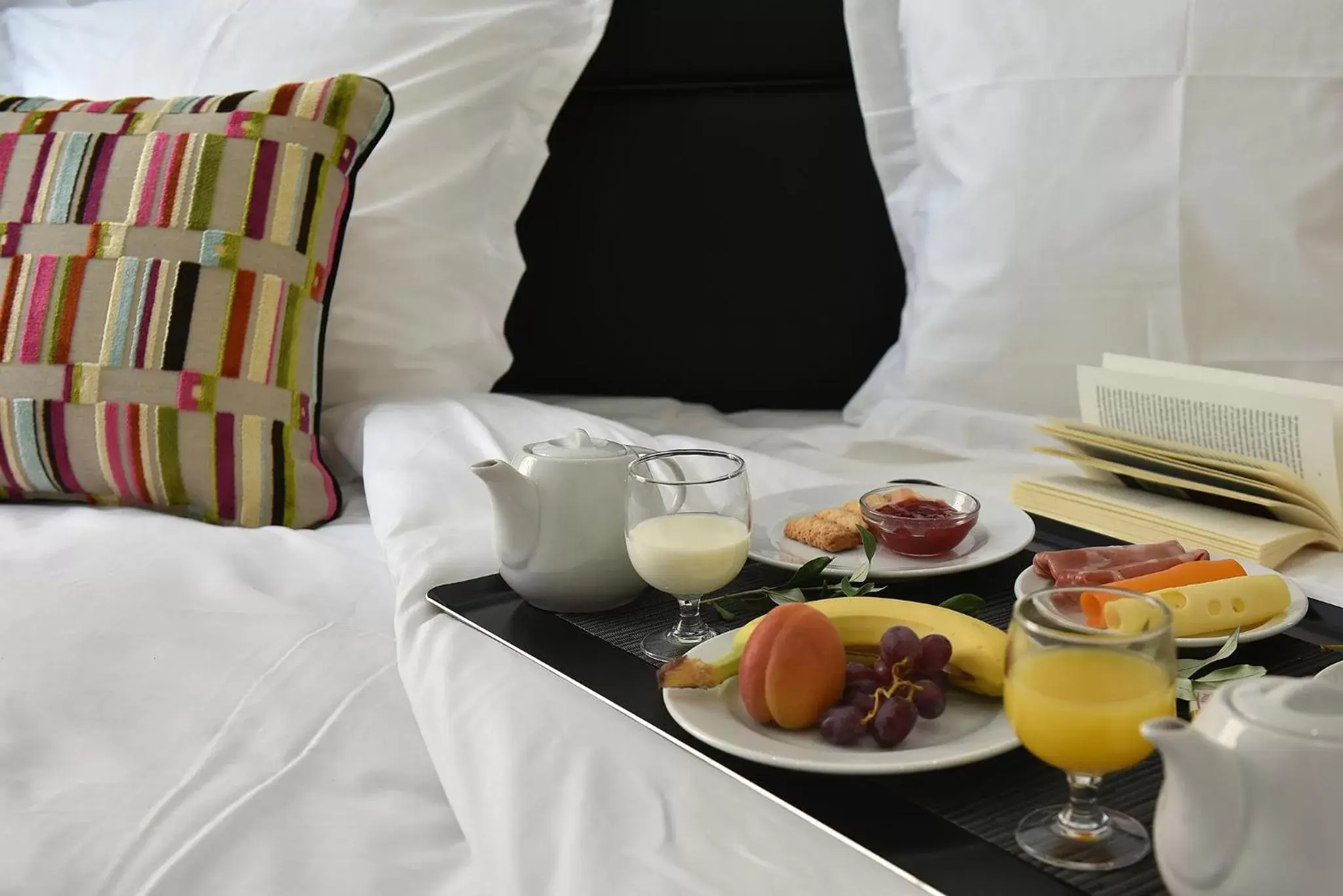 Breakfast, Bed in Hôtel Continental