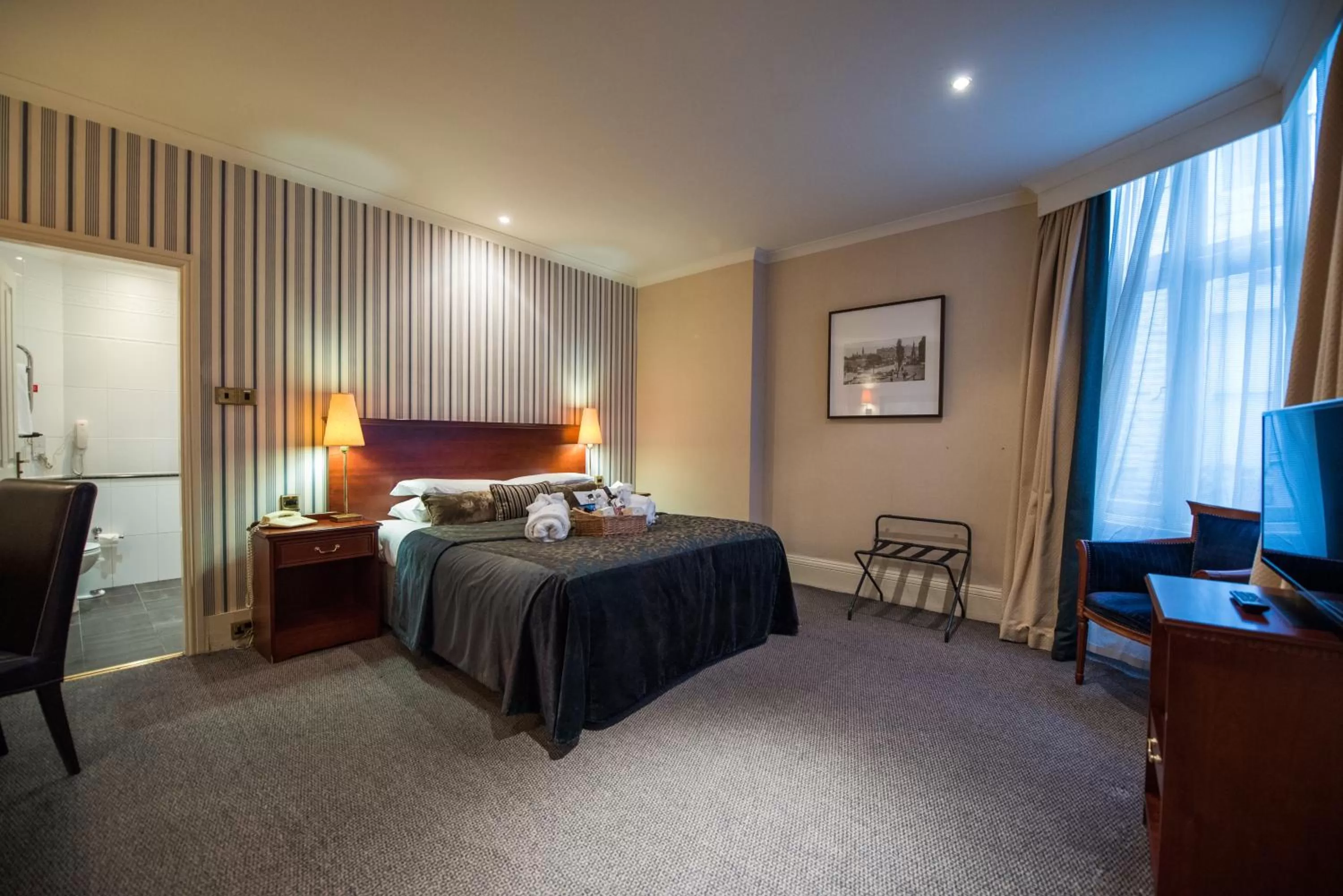 Photo of the whole room, Bed in Cairn Hotel