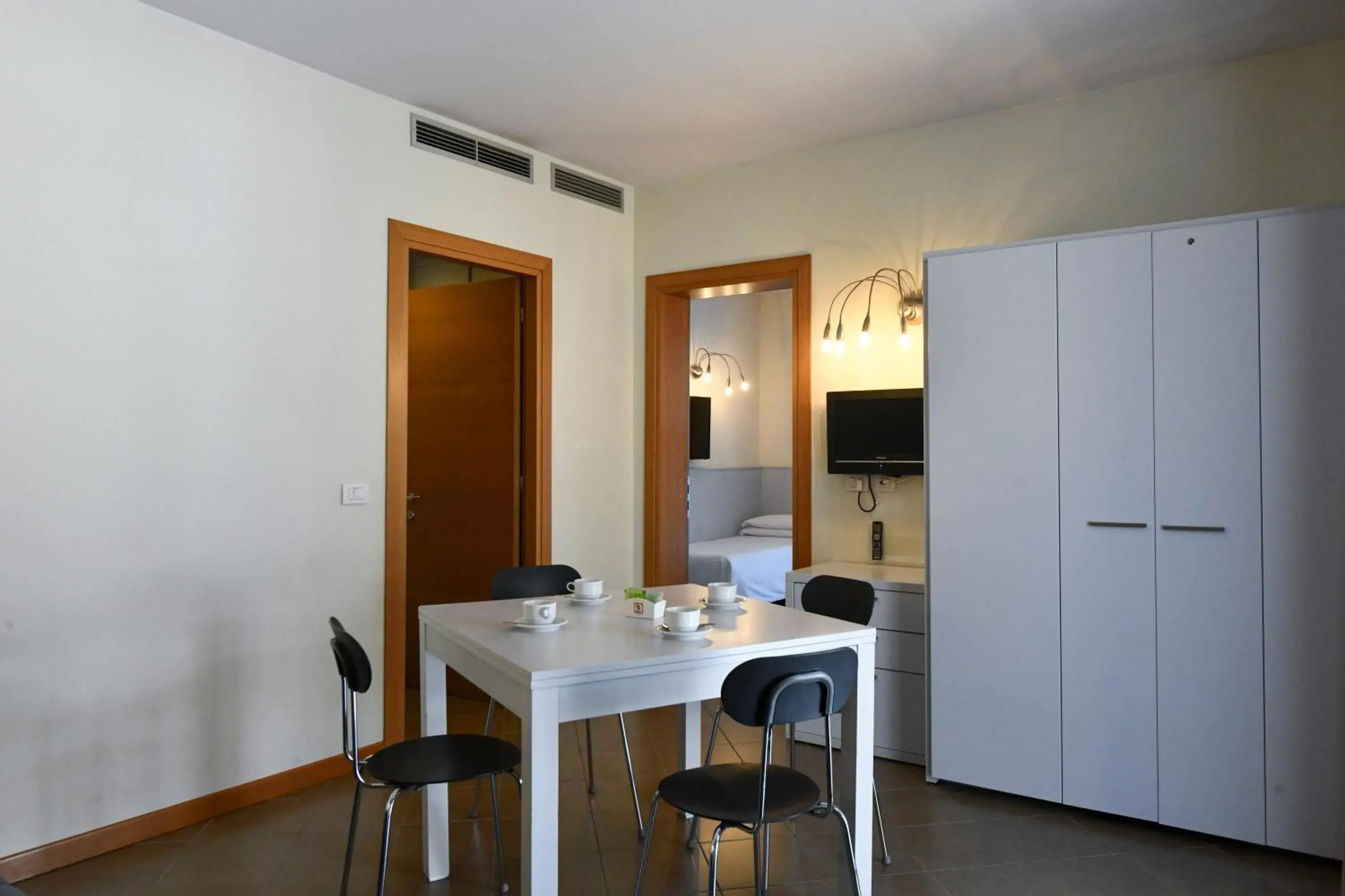 Kitchen or kitchenette, Dining Area in Hotel Eden