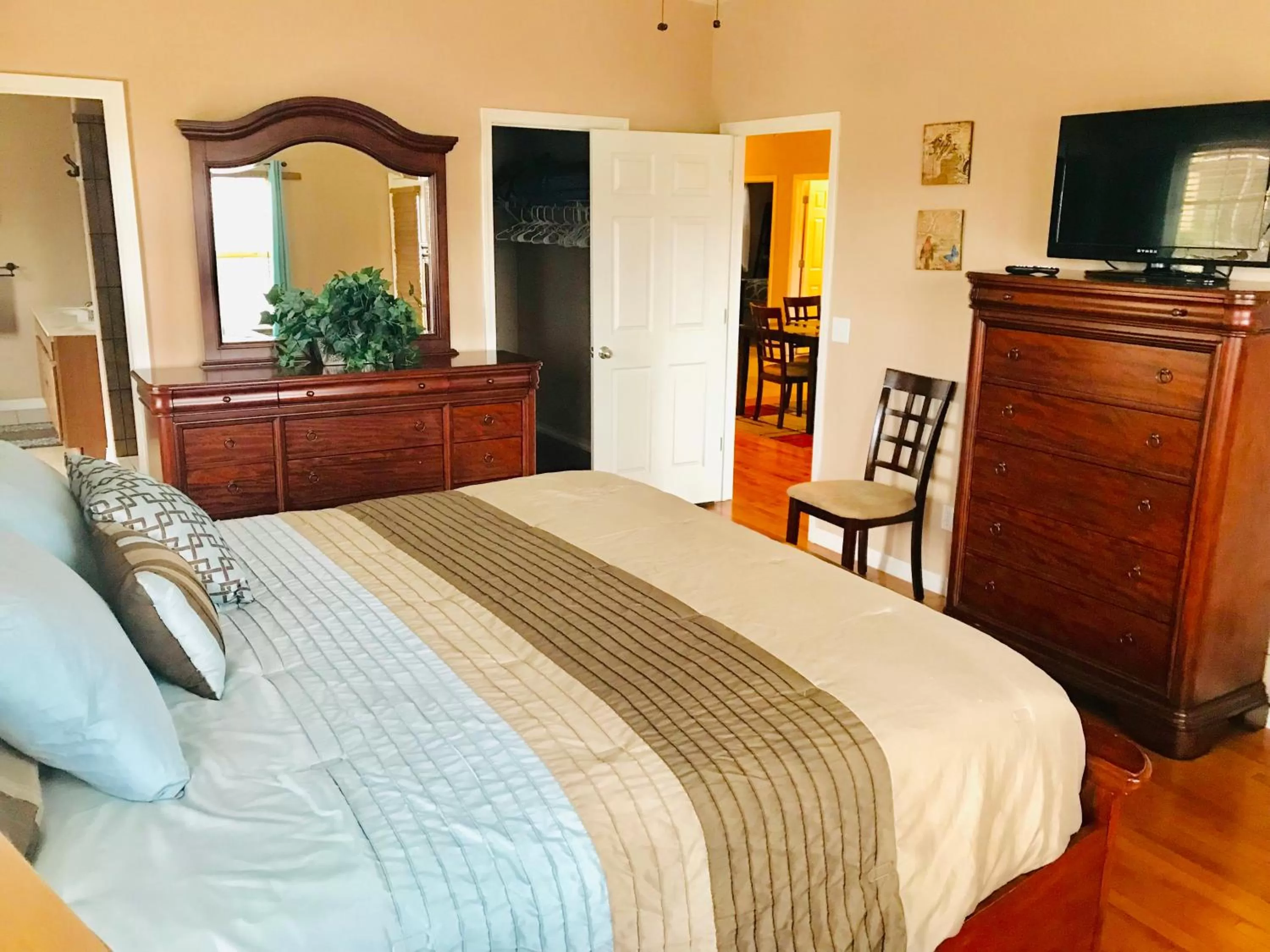 Bed in Rockwood Condos on Table Rock Lake With Boat Slips