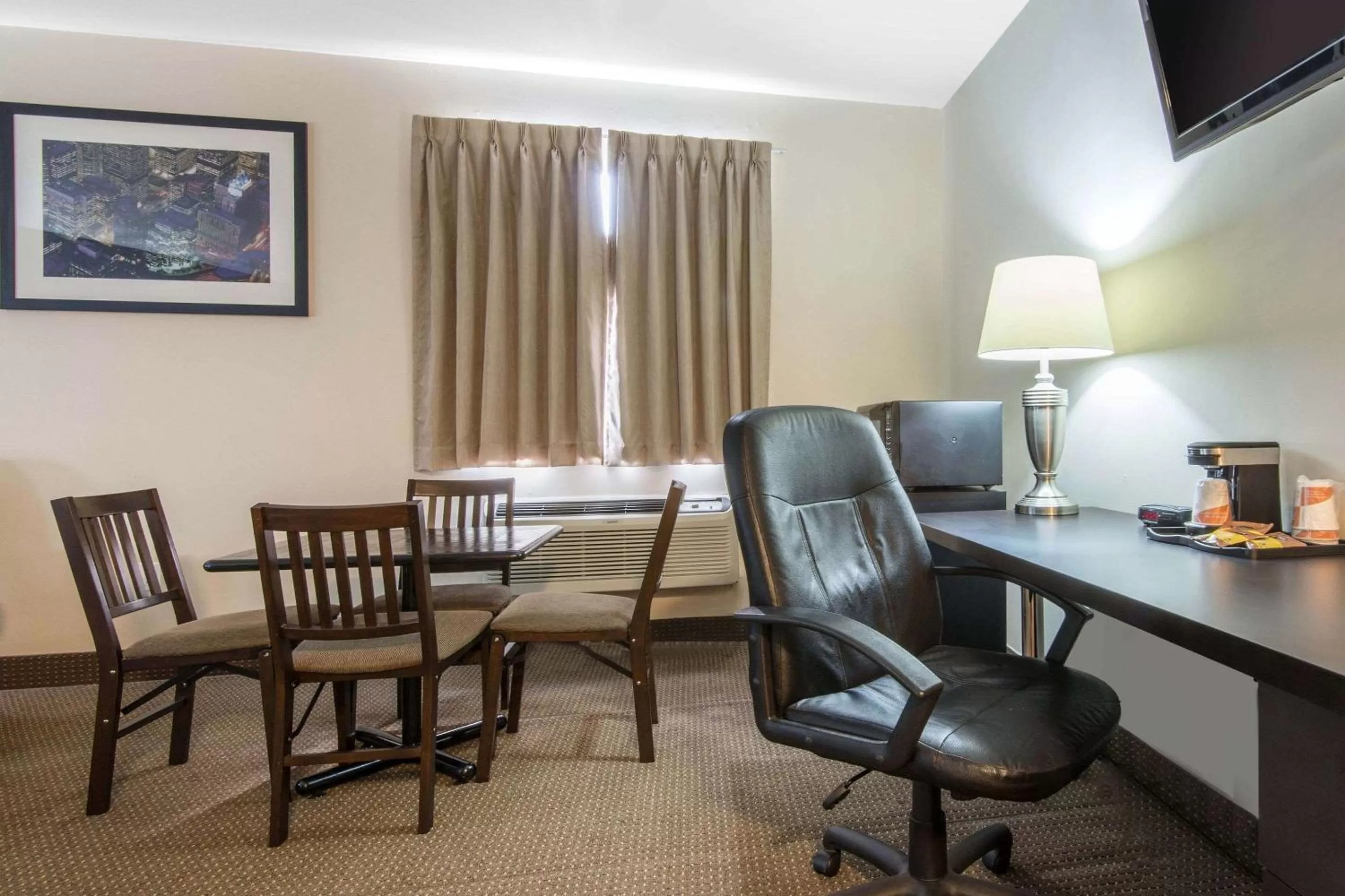 Photo of the whole room in Econo Lodge