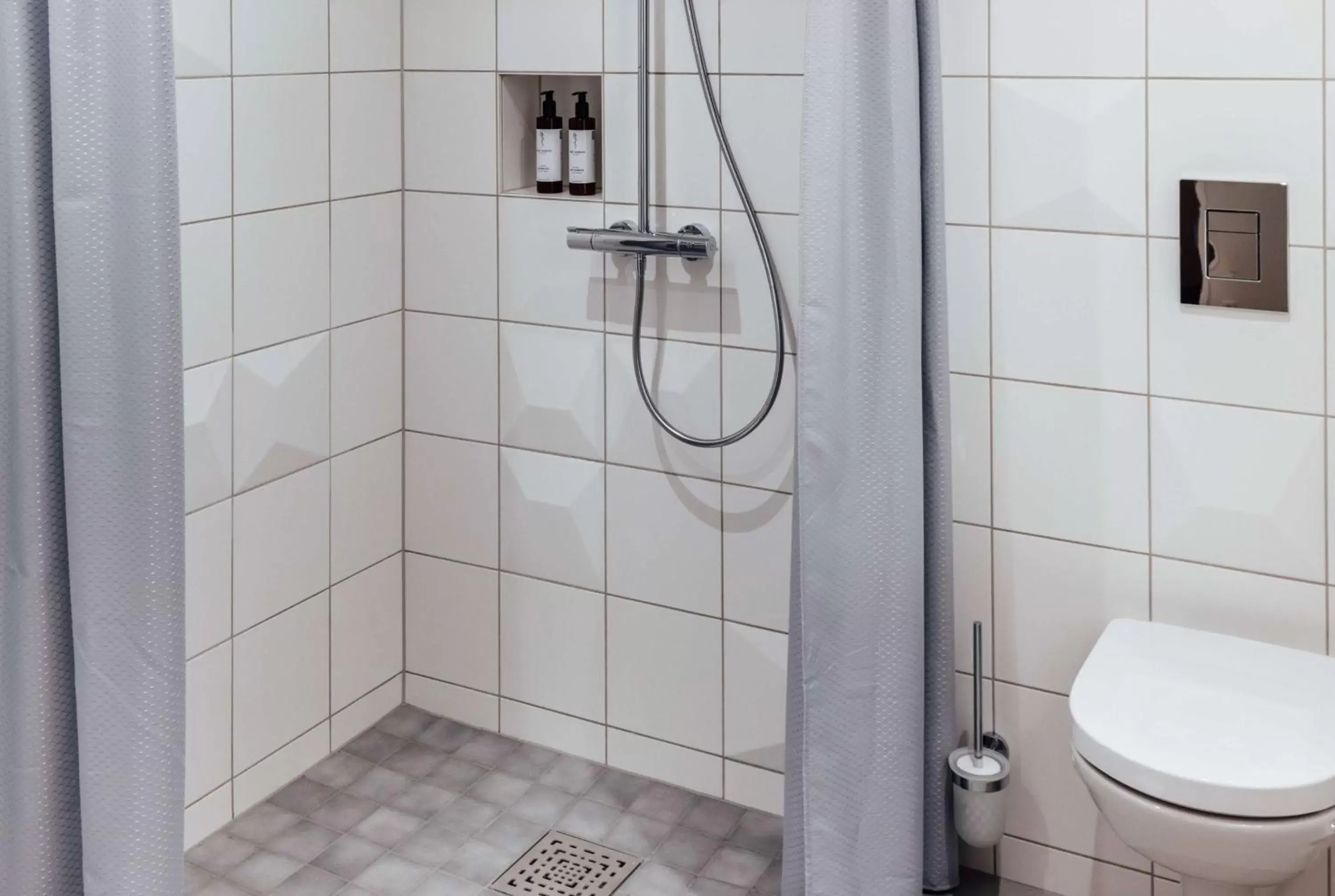 TV and multimedia, Bathroom in Vienna House by Wyndham MQ Kronberg