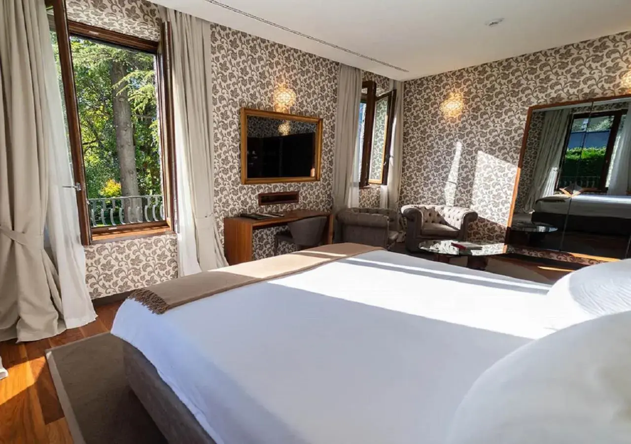 Bed in Villa Lario Resort Mandello