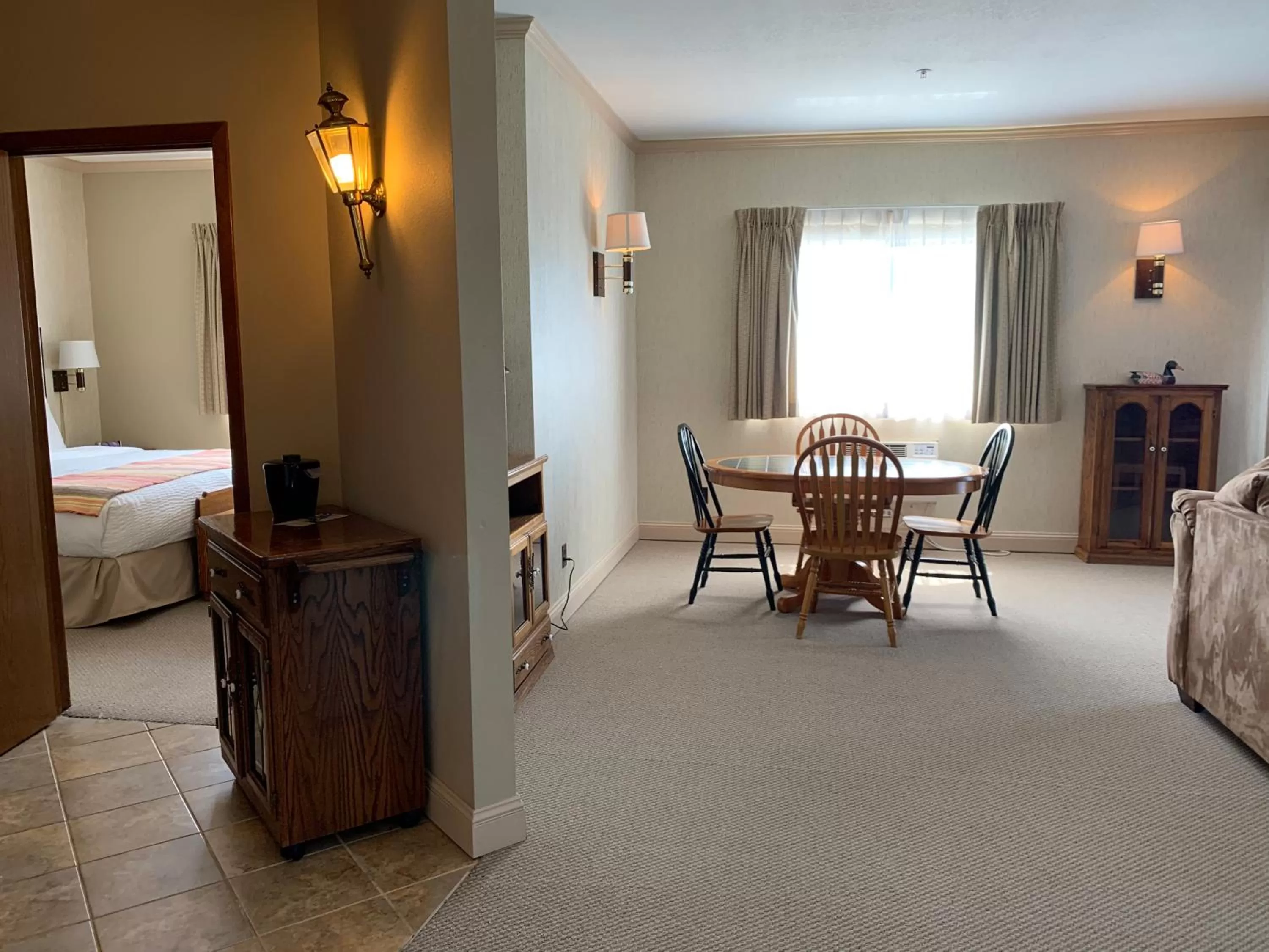 Bed in Coachman Inn Oak Harbor