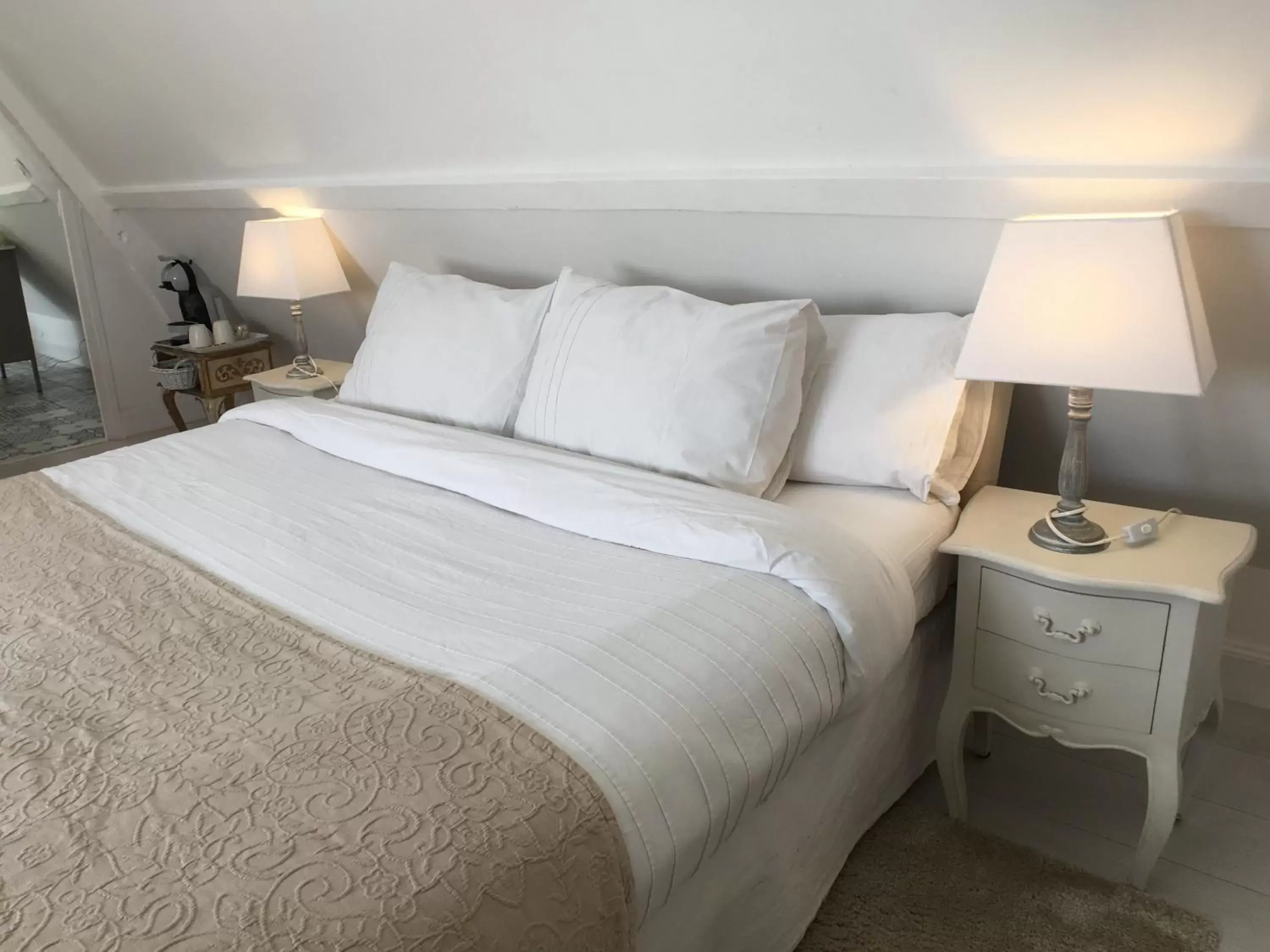Bedroom, Bed in La Romance et la Romanesque