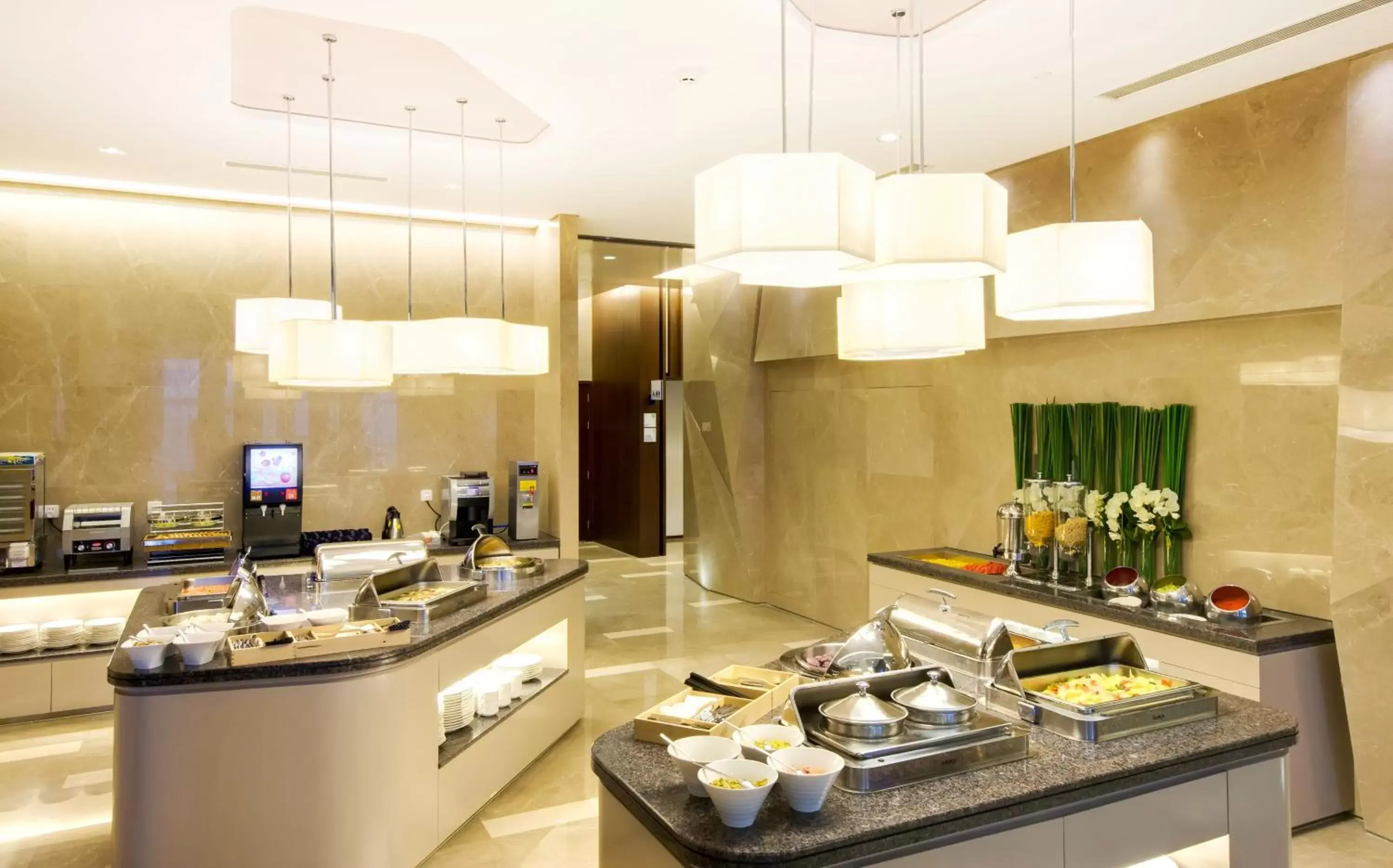 Buffet breakfast, Kitchen/Kitchenette in Holiday Inn Express Shanghai Jinsha, an IHG Hotel