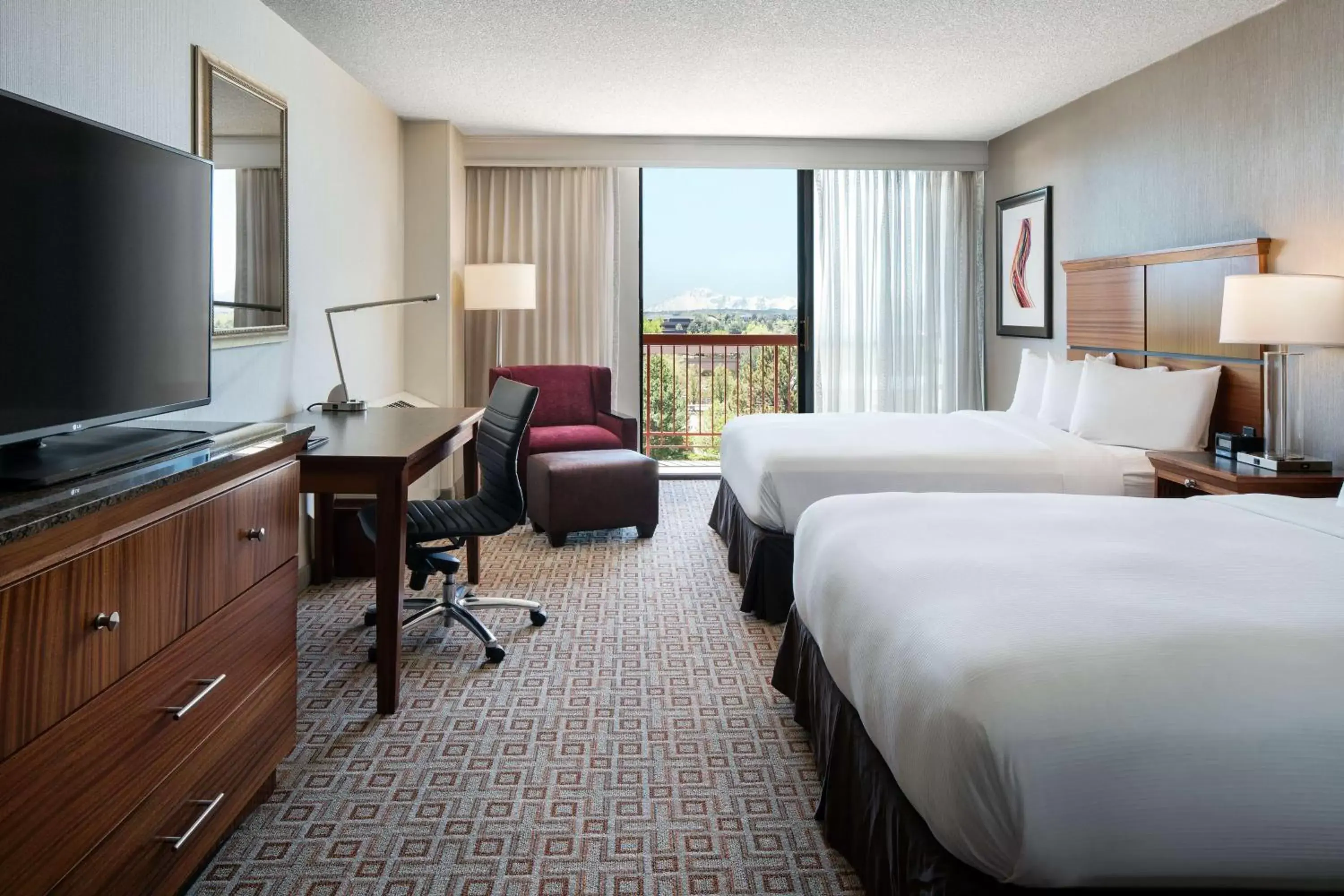 Bed, TV/Entertainment Center in DoubleTree by Hilton Denver Tech