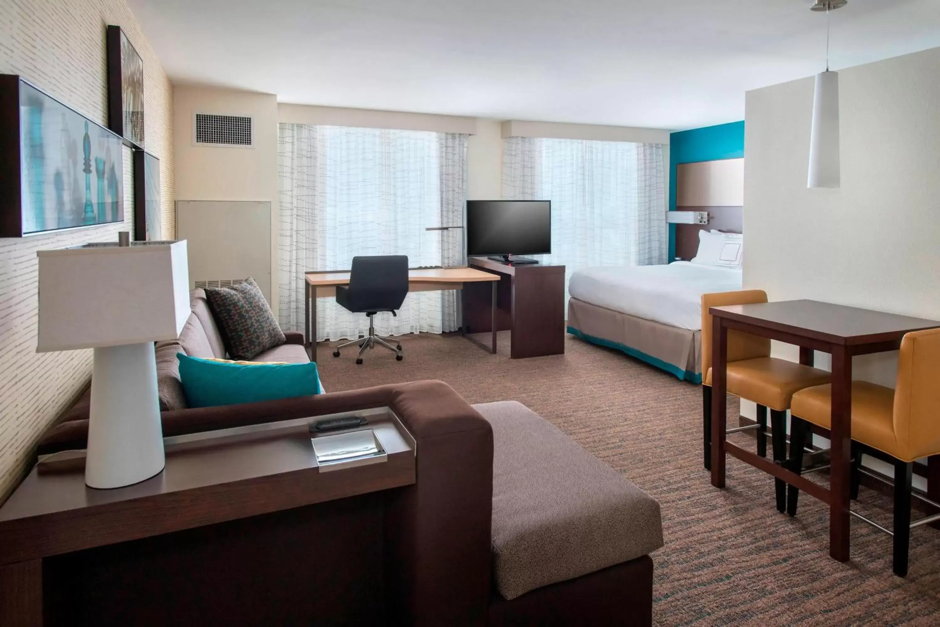 Photo of the whole room, Seating Area in Residence Inn by Marriott Boston Bridgewater