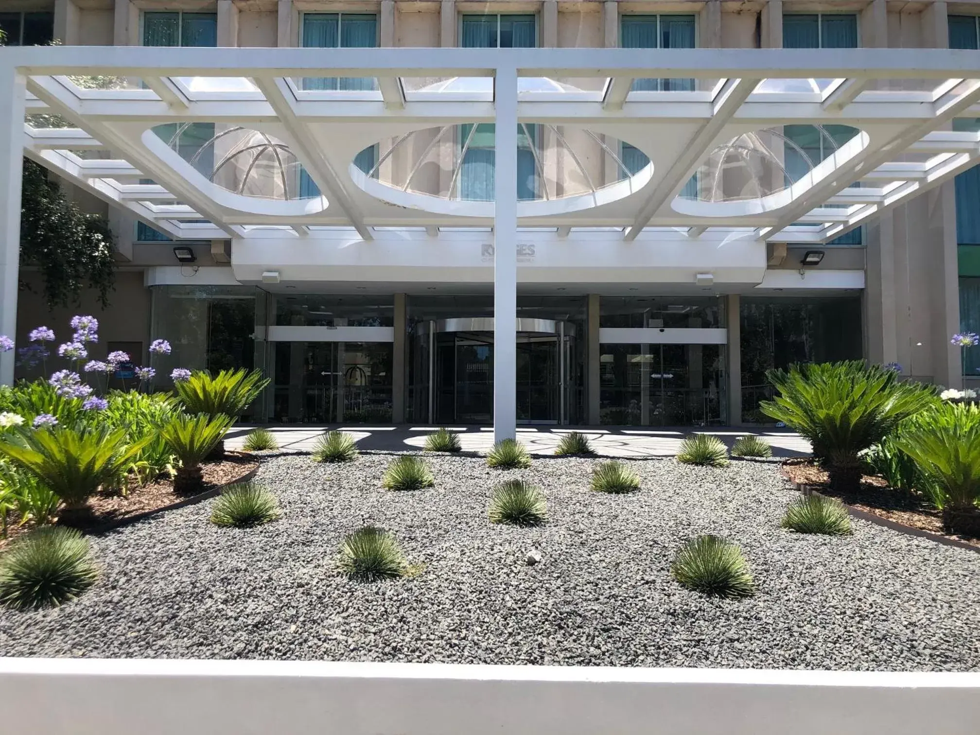 Facade/entrance in Rydges Canberra