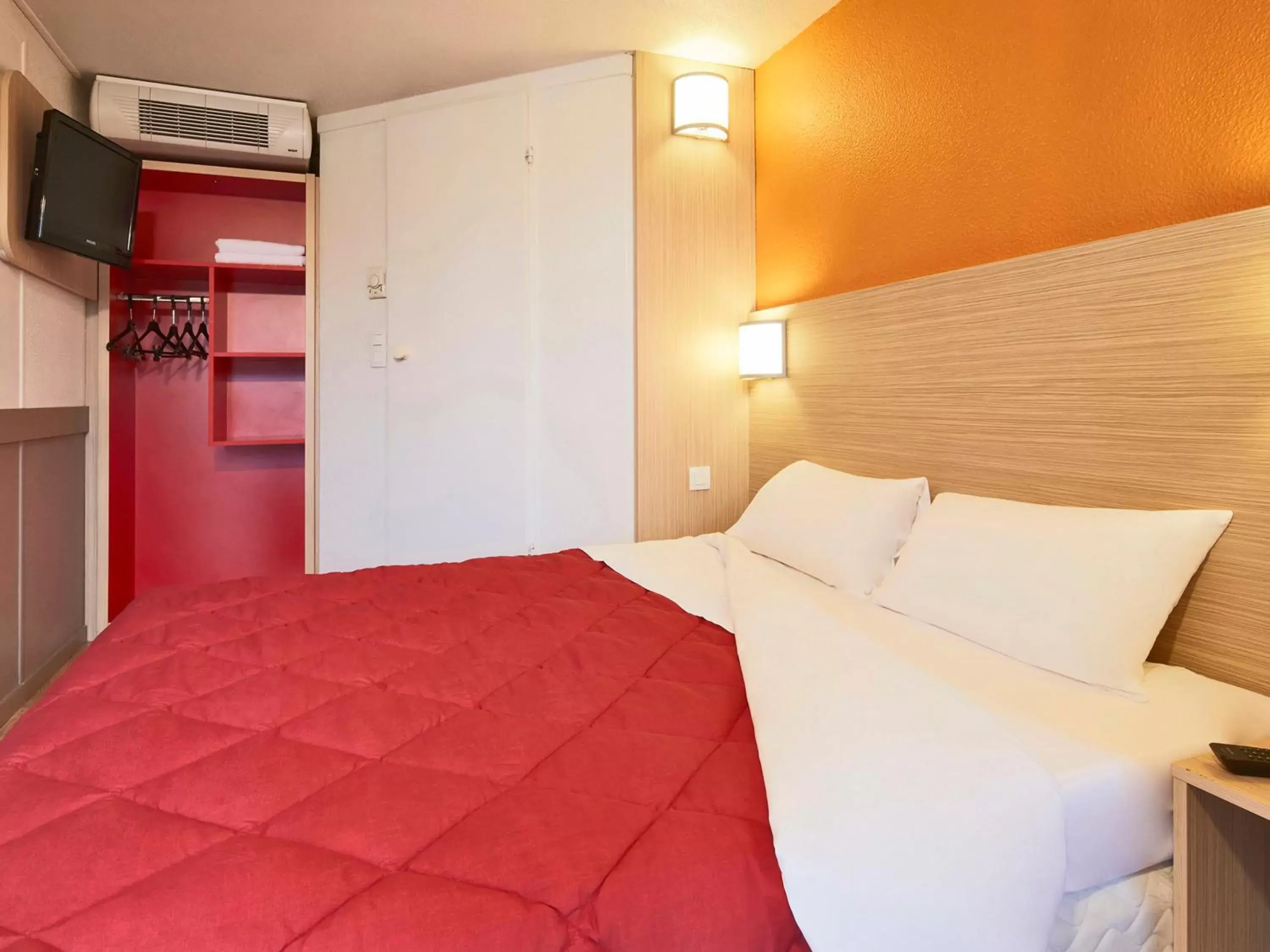 Photo of the whole room, Bed in Premiere Classe Toulouse Ouest -Blagnac Aéroport