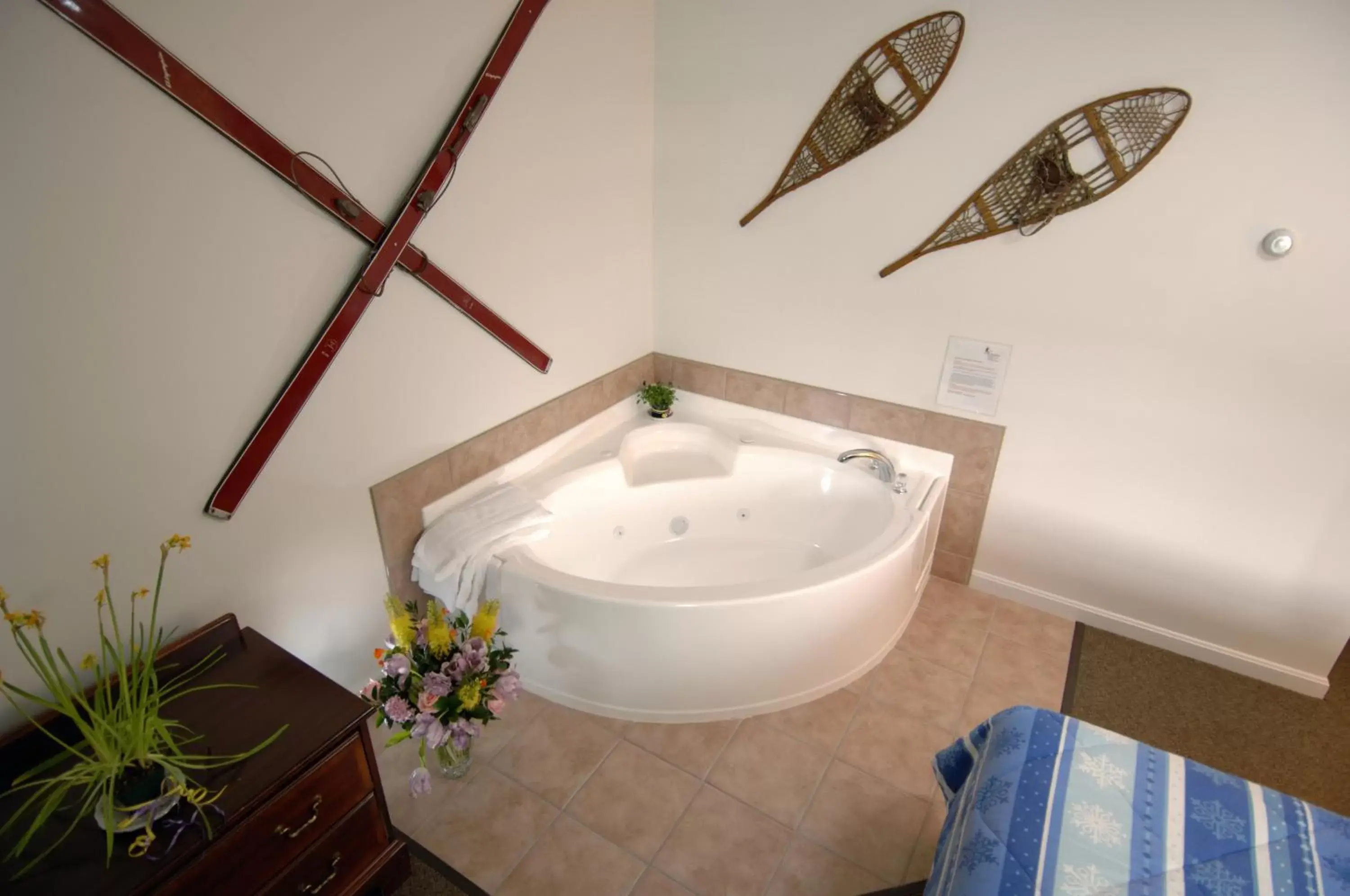 Hot Tub, Bathroom in Colonial Motel
