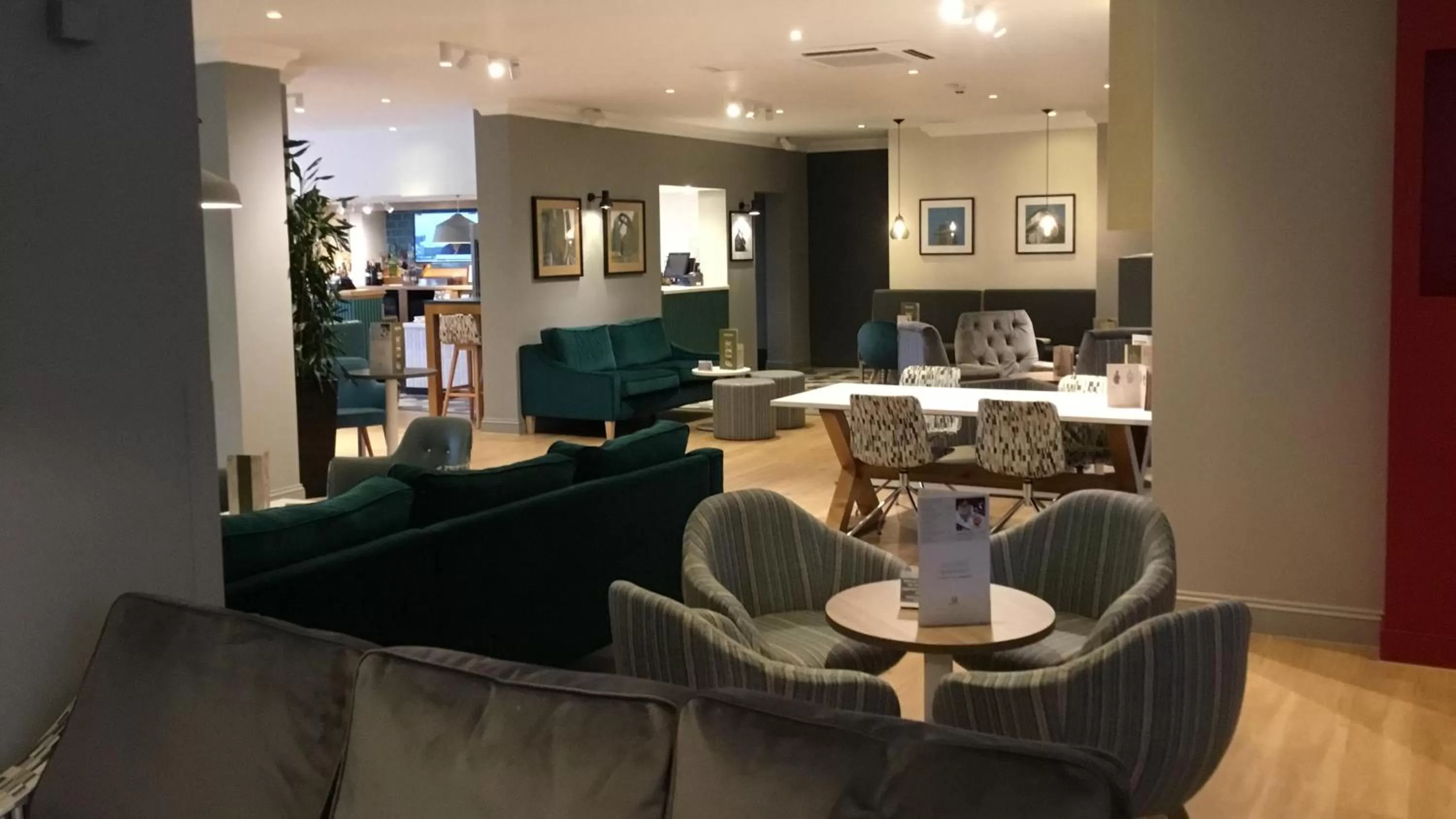 Lounge or bar in Holiday Inn Rugby-Northampton M1 Jct18 by IHG