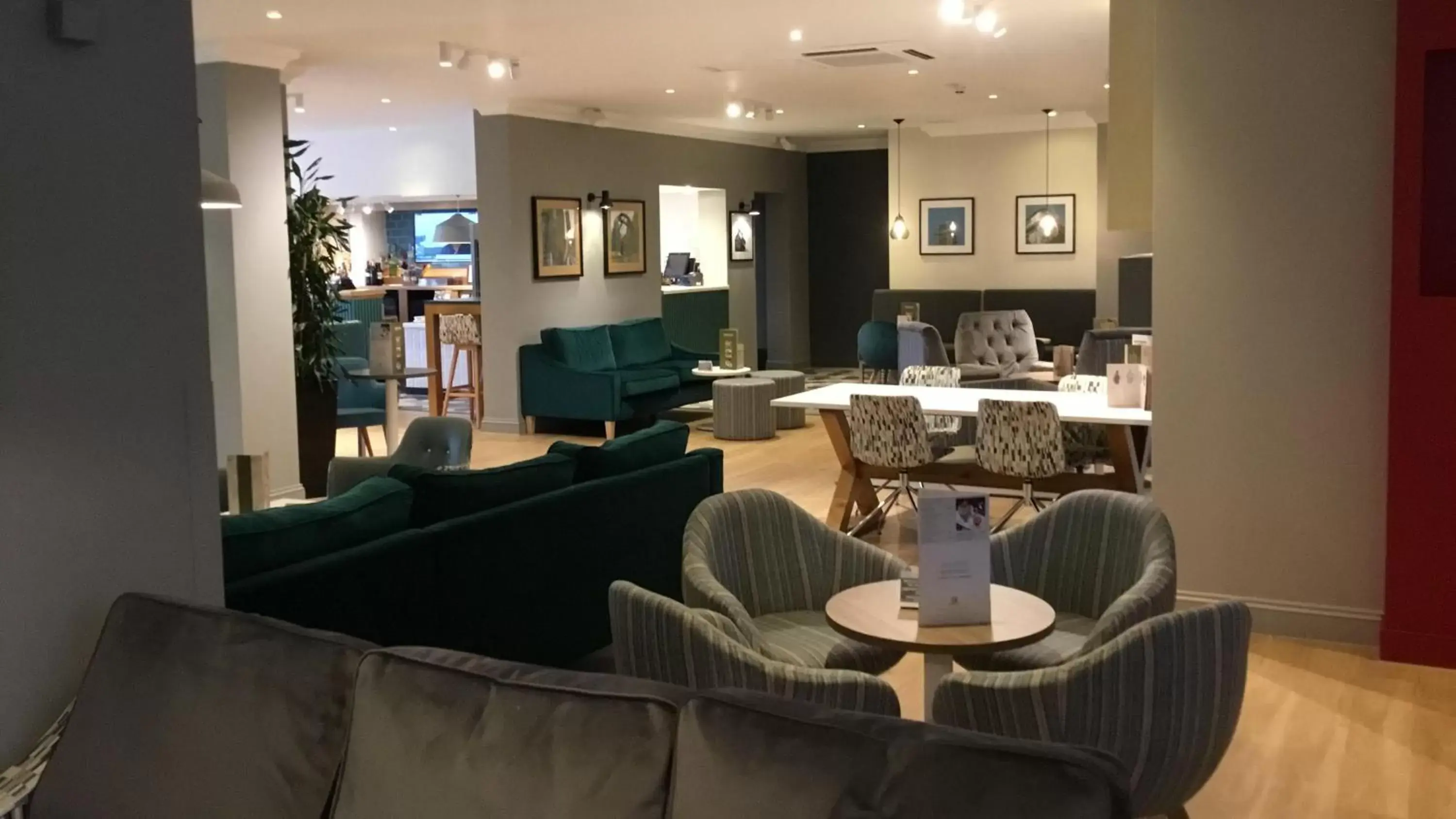 Lounge or bar, Seating Area in Holiday Inn Rugby-Northampton M1 Jct18, an IHG Hotel