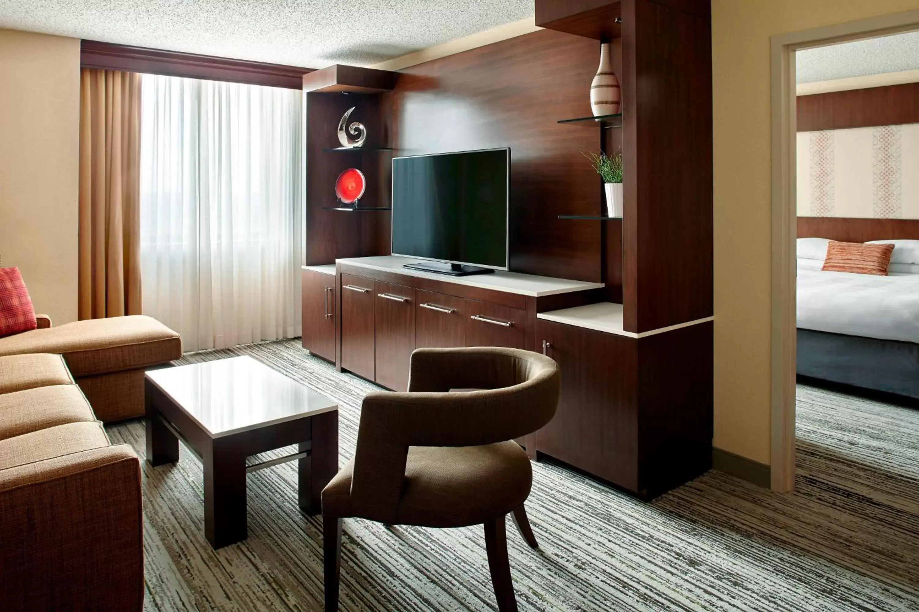 Living room, TV/Entertainment Center in Marriott DFW Airport South