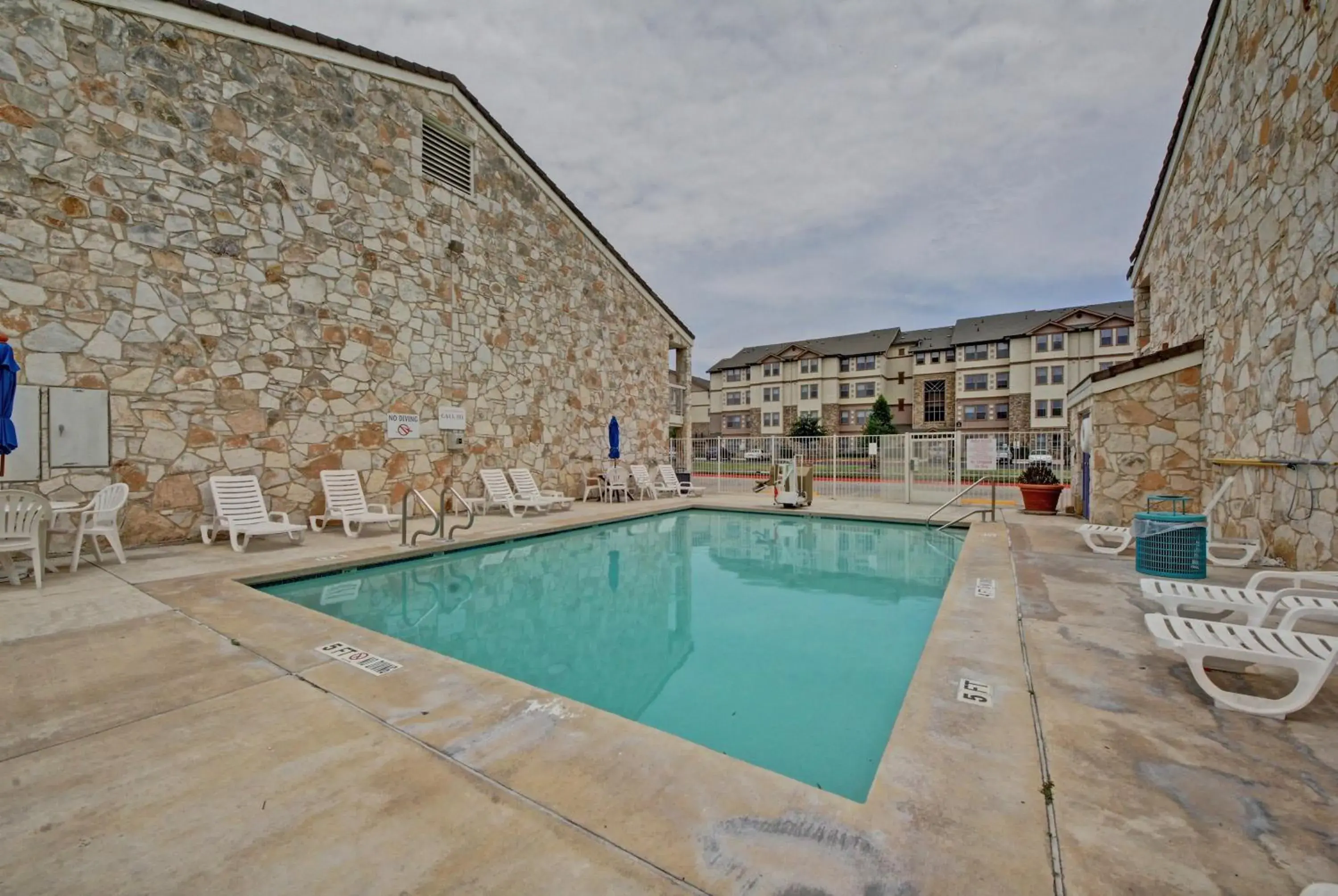Swimming Pool in Motel 6-San Antonio, TX - Downtown - Market Square